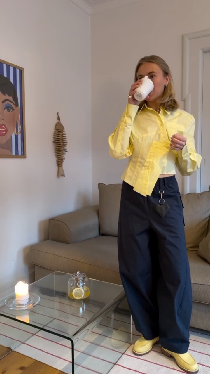 Starting off the Monday with a slow morning🍋
How do you love to kickstart your week?
Here seen in the crispy cotton set with the CRJAYLA shirt and CRDEMI pants. Comfortable and light to wear and what is better than that feeling when you chose your outfit? 🤍