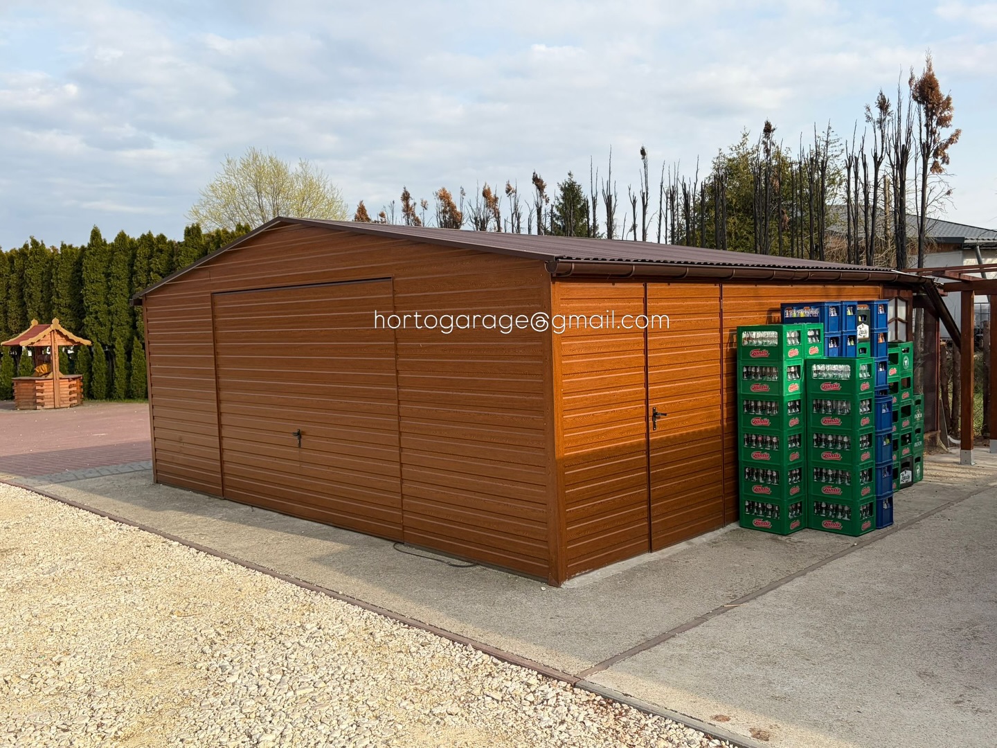 Wir stellen unsere Garage vor:
📏• Abmessungen: 6 m (Breite) x 5 m (Länge) x 3 m (Höhe)
• Farbe: Goldene Eiche (Wände), Dunkles Braun (Dach).
🚪🔩• Konstruktion: Satteldach, Schwingtor, zusätzliche Tür, Dachrinnen.
🚗🧰🎿• Nutzung: Als Autogarage, Lagerraum für Werkzeuge und Kisten, Heimwerkstatt.
• 💻📲👨💻 eine ähnliche Garage oder andere Details wünschen, mailen Sie hortogarage@gmail.com, gehen Sie auf den Link in der Bio oder rufen Sie an
📞 +49 177 4242452
📞 +49 152 246 74 361