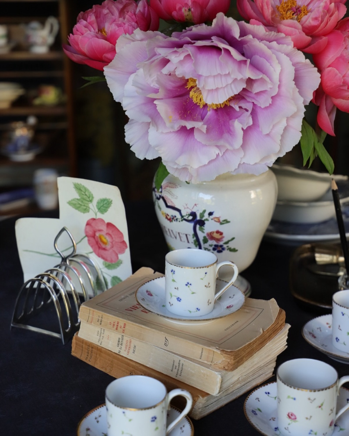 Lovely spring atmosphere…
Link in bio to the porcelain hand painted coffee cups #kitchenbrocante #porcelainevintage #brocantesuisse