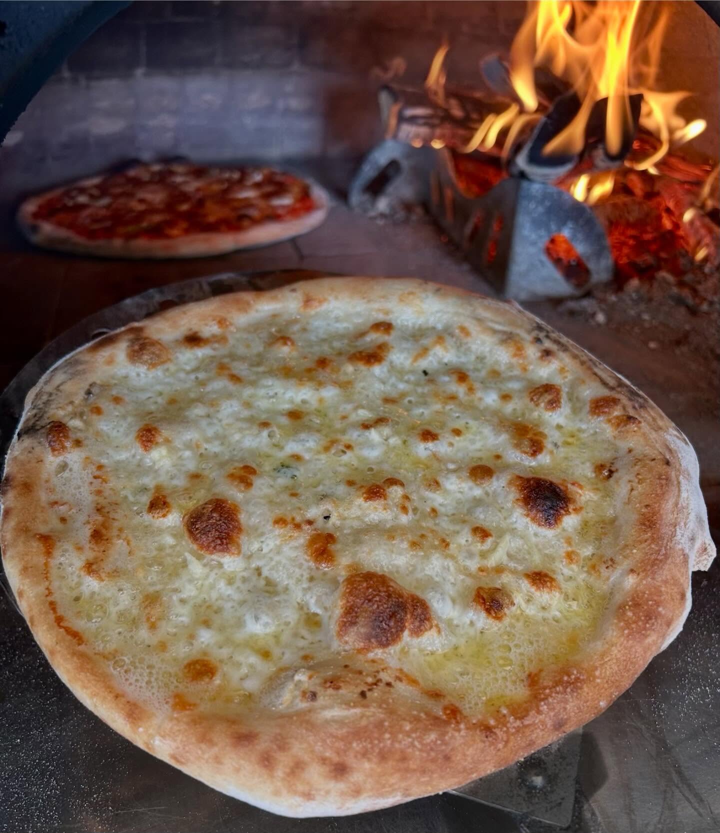 There’s only one thing better than garlic bread. Cheesy garlic bread 🧀 🥖 🔥 🤤 #cheesy #garlicbread #pizza #getinmybelly