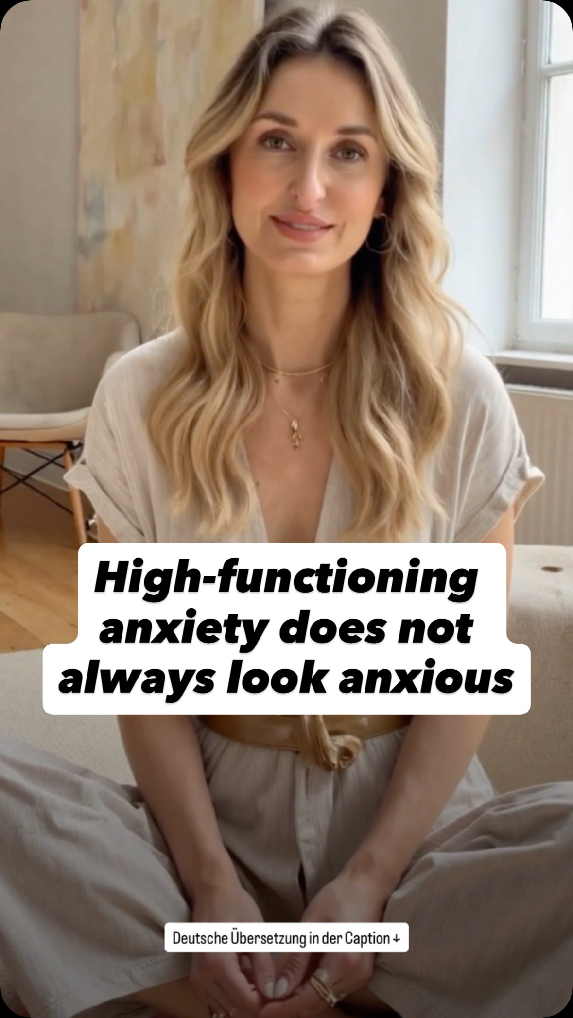 Deutsche Übersetzung in der Caption ↓
Hey du! High-functioning Anxiety sieht nicht immer offensichtlich ängstlich aus.
Manchmal zeigt sie sich darin, immer die verlässliche Person zu sein.Die Produktive.Diejenige, die alles zusammenhält.
Sie zeigt sich im ständigen Überdenken.Im schlechten Gewissen beim Ausruhen.Darin, nie wirklich abschalten zu können, selbst wenn eigentlich alles okay ist.
Und viele merken gar nicht, dass sie im Überlebensmodus leben, weil das Funktionieren irgendwann normal geworden ist.
Ich kenne dieses Muster selbst sehr gut und dachte lange, ständig im Kopf zu sein wäre einfach ein Teil von mir.
Dabei hat mein Körper über so viele Jahre so viel Spannung getragen.
Und irgendwann fühlt sich permanenter Stress einfach normal an.
Ich sage immer, dass ich selbst der lebende Beweis dafür bin, was Nervensystemarbeit verändern kann.
Denn es geht nicht nur darum, sich zu beruhigen.
Es geht darum, sich langsam wieder sicher genug zu fühlen, um wirklich im eigenen Leben präsent sein zu können.
Und wenn du dich darin wiedererkennst, kannst du mir jederzeit schreiben.
#nervoussystemregulation #somatichealing #highfunctioninganxiety #breathworkhealing #mindbodyconnection