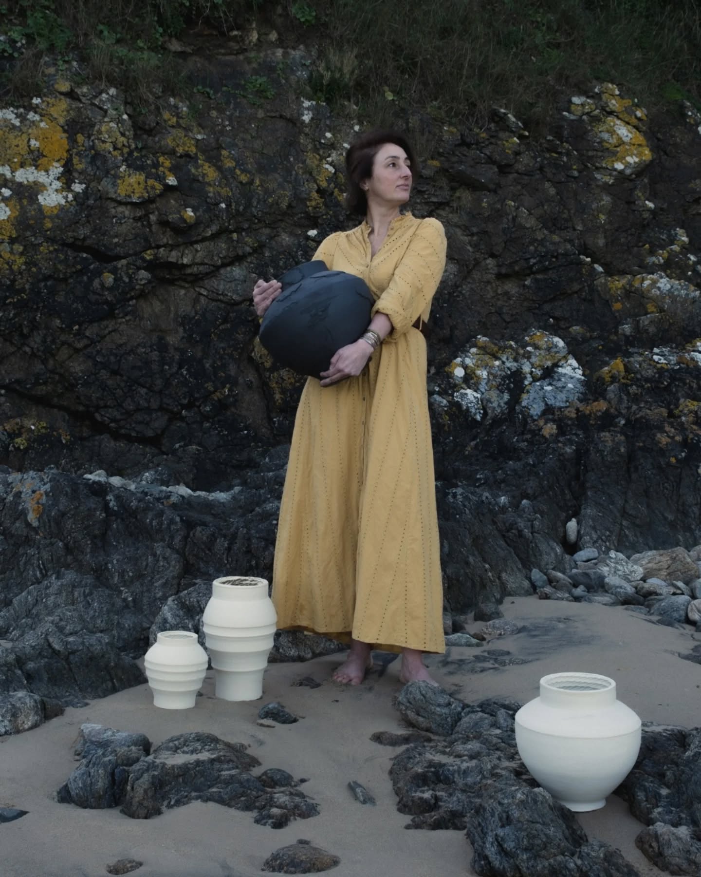 📷 Terminer le reportage photographique par le portrait. Celui qui dévoile et qui inspire. Derrière chaque projet, il y a une histoire et un coeur qui bat au rythme de la terre.
Pour Valérie Evain, artisane céramiste à Saint-Malo.
***
Je m'appelle Alison et je suis photographe, vidéaste et directrice artistique 📷 🎬 💭 basée à Saint Malo, œuvrant partout où vos projets nous mènent.
💌 discutons de votre projet : contact@anbestudio.fr
• anbestudio.fr
***
#ReportageMétier #DirectionArtistique #PhotographeCréatif #ImageDeMarque #SavoirFaire CommunicationAuthentique ArtisanatContemporain