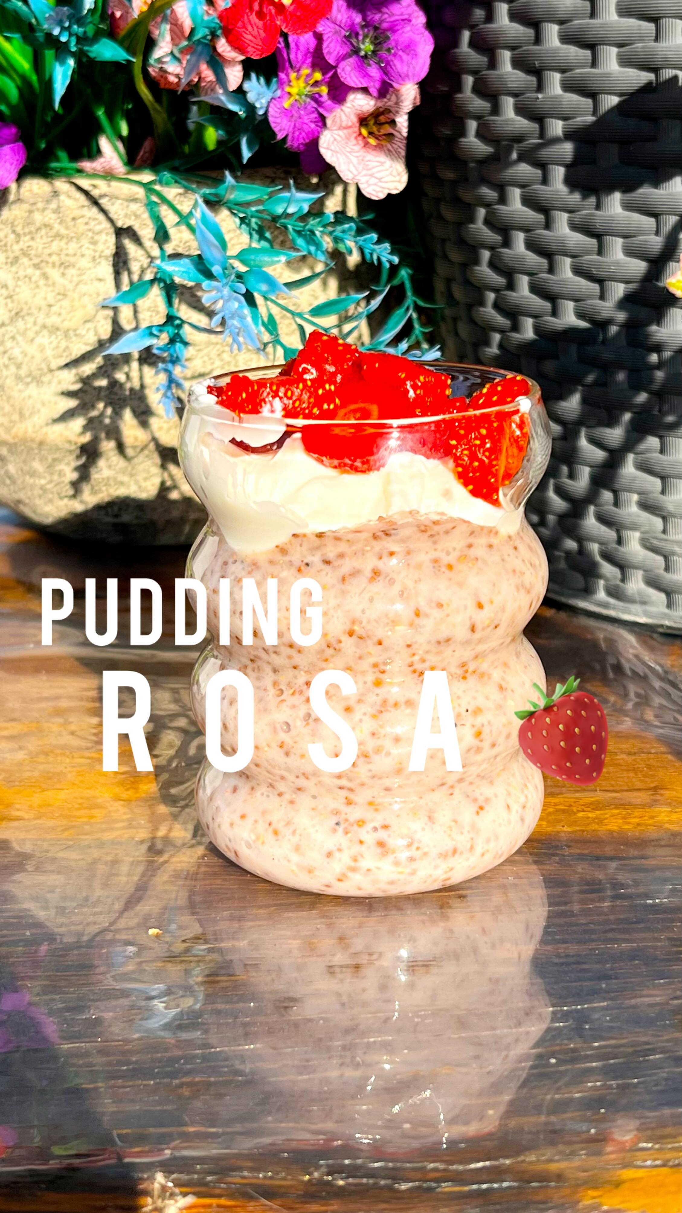 🩷 Dalla mia rubrica #puddingcolorati , oggi vi presento il mio irresistibile Pudding ROSA 🩷 🌸
semplice, sano e perfetto per una colazione o una merenda golosa!
{Prima mi raccomando seguimi qui 👉 @valigiainfarinata per non perderti nemmeno una ricetta}
Ingredienti (per 2 porzioni)
* 4 cucchiai di semi di chia
* 250 ml di latte vegetale (o vaccino) 🥛
* una manciata di fragole 🍓
* 1 cucchiaino di miele 🍯
Per il topping:
* yogurt greco 🥄
* fragole fresche 🍓
* granella di nocciole (facoltativa) 🌰
💡 Preparazione super facile: mescola i semi di chia con il latte, le fragole frullate e il miele. Lascia riposare in frigo qualche ora (meglio tutta la notte) finché diventa cremoso e… magico 💫
Poi completa con yogurt, fragole fresche e una spolverata croccante di nocciole!
Un cucchiaino e sei subito in modalità coccola 💕
#valigiainfarinata #chiapudding #colazionesana #fοοdspics
chia pudding rosa, pudding ai semi di chia, ricetta chia pudding fragole, colazione sana proteica, dessert sano con yogurt greco, pudding fit facile, ricetta overnight pudding, snack sano con fragole, dolce leggero senza zucchero raffinato