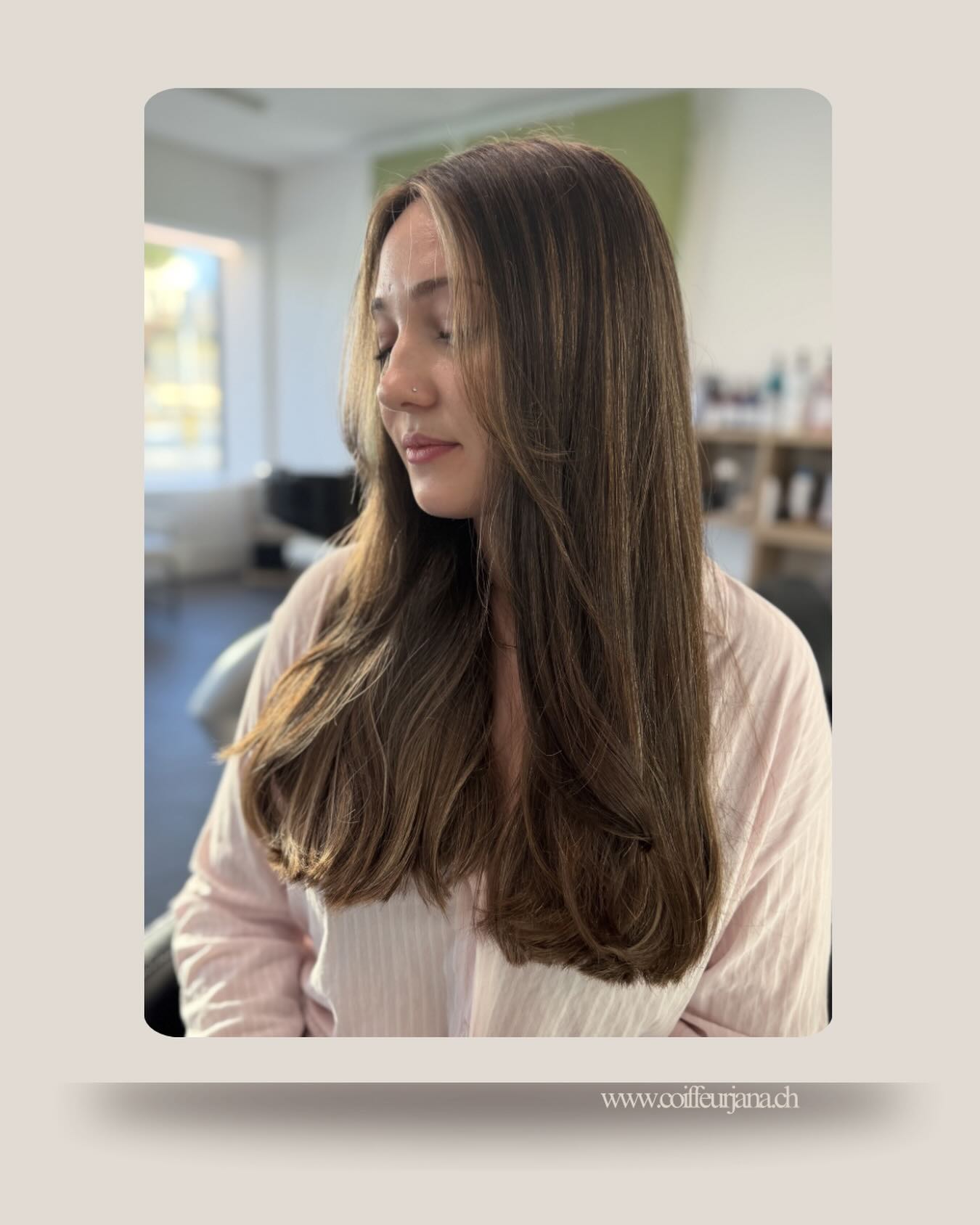 Soft highlights, natural glow ✨
Feine Highlights sorgen für mehr Frische, sanfte Dimension und ein harmonisches Gesamtbild.
Das Haar wirkt lebendiger, glänzender und perfekt gepflegt – ganz natürlich und ohne harte Kontraste.
Ein Look, der zeitlos schön bleibt 🤍
📩 @coiffeurjana_
🌐 www.coiffeurjana.ch
📞 +41 78 261 55 47
#coiffeurjana #schmitten #highlights #naturalglow #hairtransformation
