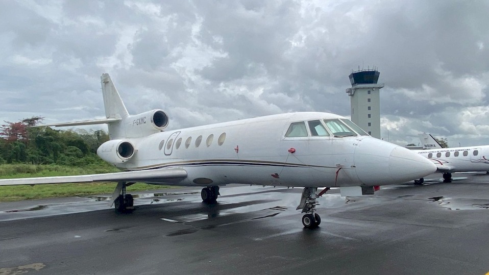 reconnaissez-vous cet avion
un Mystère 50, oui mais lequel
celui de AIR COCAÏNE
actuellement en vent aux enchères par les autorités Dominicaine, avion bloqué sur un tarmac de puis 2013
bon courage pour la maintenance