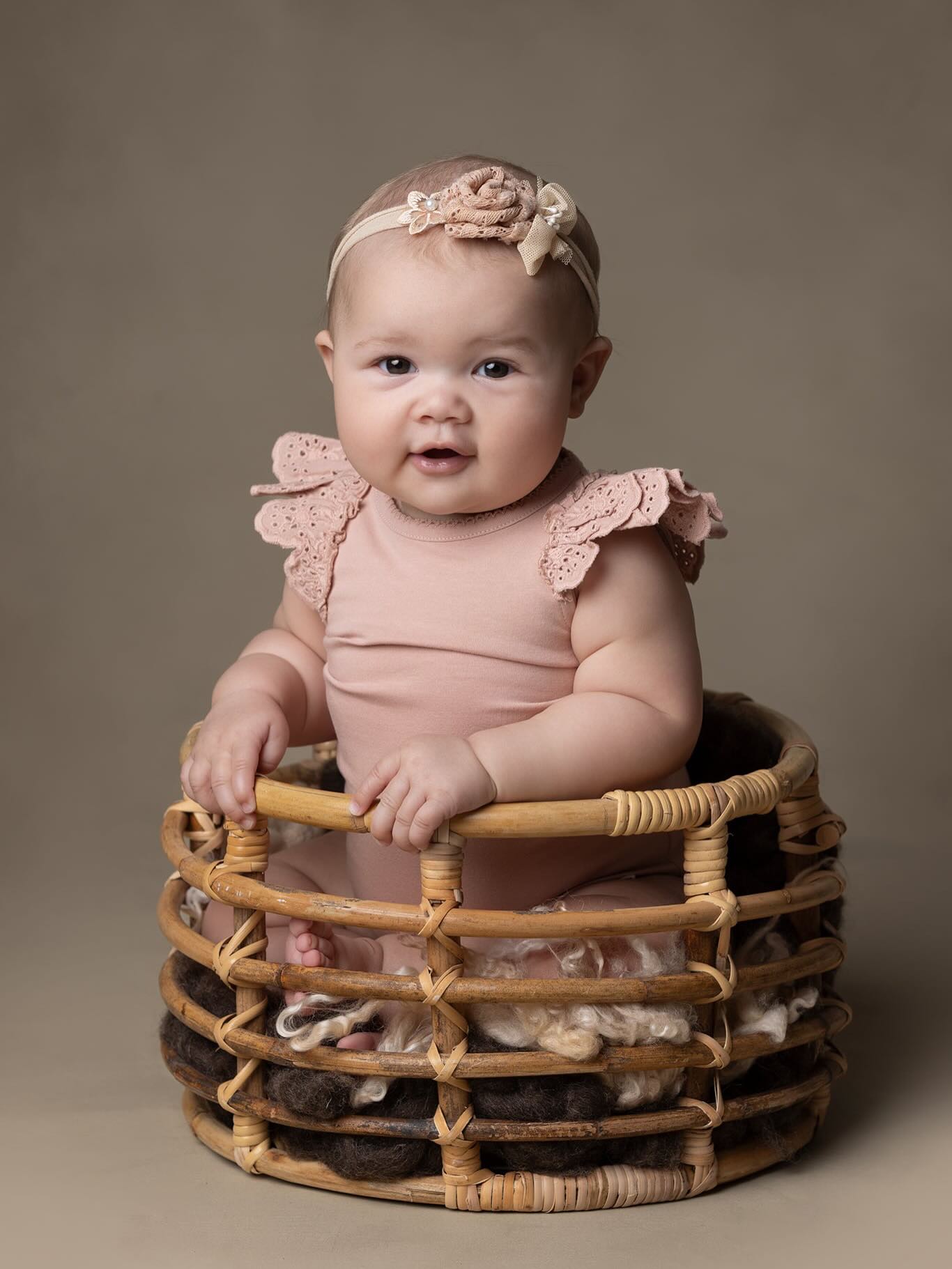 Glöm inte att boka in en babyfotografering för att fånga milstolpen din baby är i just nu. Denna tiden kommer inte tillbaks men är verkligen så värdefull. ❤️❤️❤️Se det inte som en utgift, de det som en investering! ❤️läs mer på hemsidan. Länk finns i bio.#babyfotografering #barnfotografskåne #fotografsuzannak