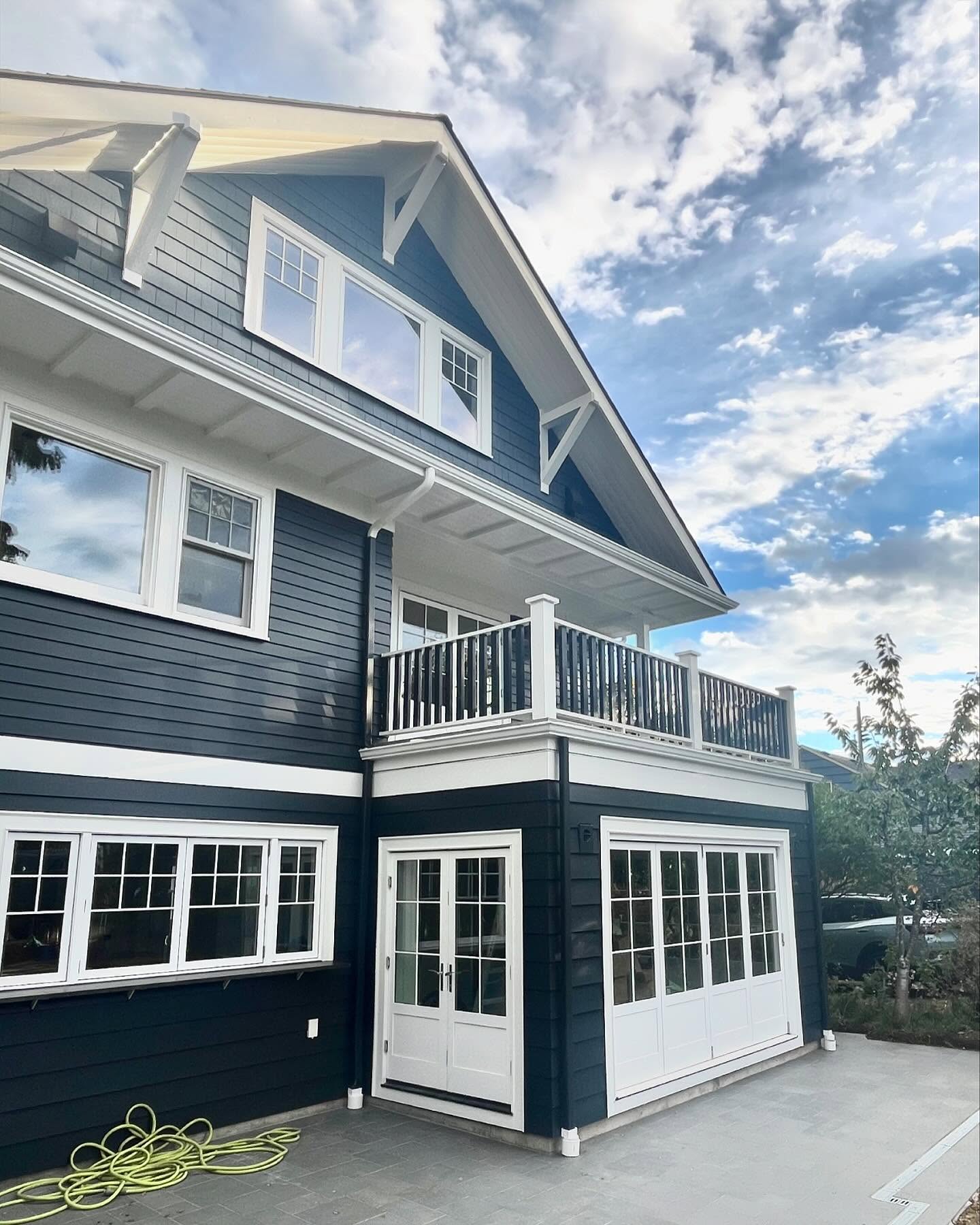 Exterior paint and finishing details on this beautiful north admiral home.
#pnwcontractors #craftsmanhome #seattlebuilders
#smallbusiness #northadmiral #customhomesseattle
#residentialconstruction