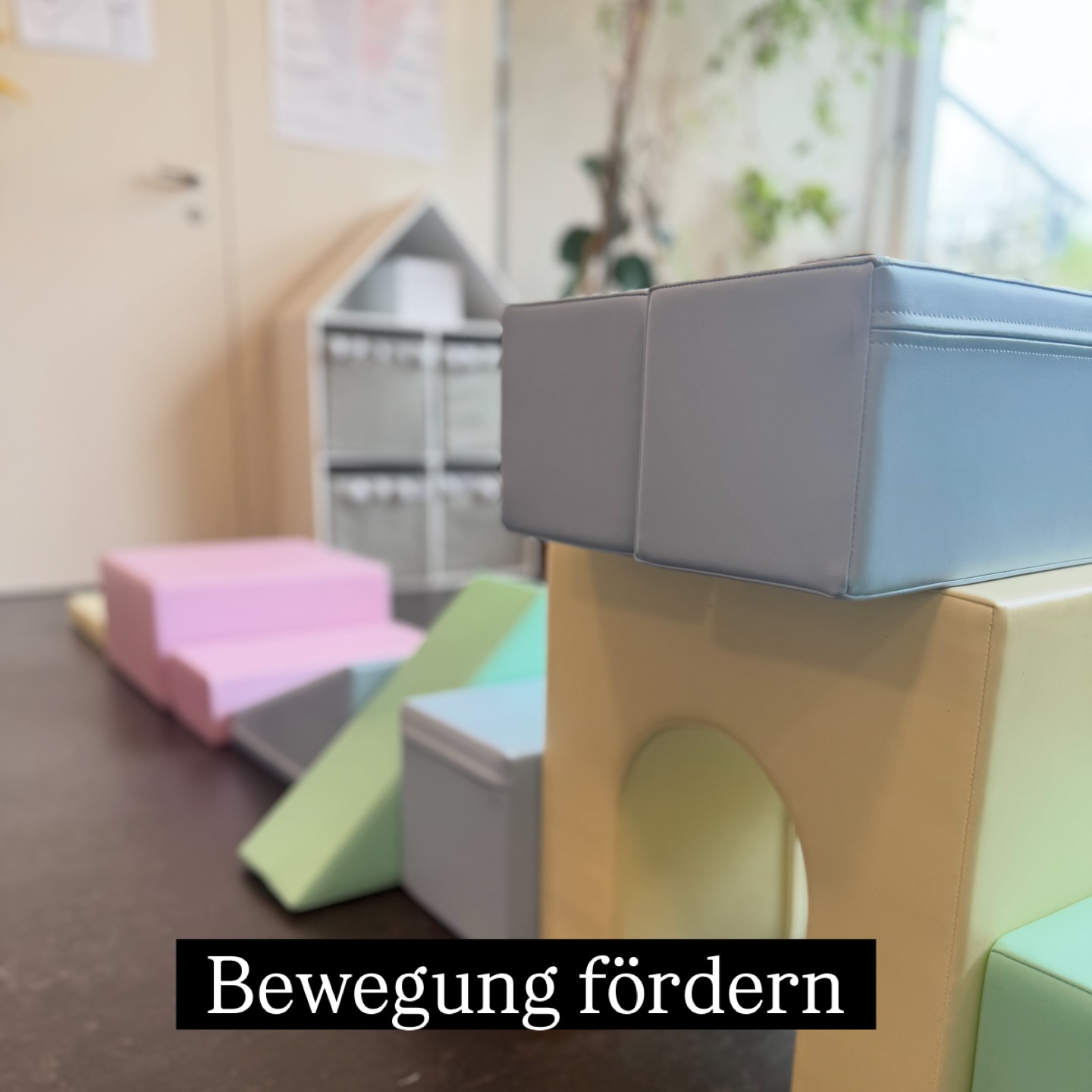 IGLU - weiche Bausteine ✨💪🏼
Werbung und #herzensempfehlung
@iglusoftplay_ch
Schon seit einigen Wochen sind bei uns die weichen Bausteine im Einsatz.
In die hübschen Farben habe ich mich sofort verliebt. ☺️
Und es gibt noch so viele weitere lässigen Sets.
Die Bewegungecke im 2. Zimmer war wegen den Küken geschlossen. 🐣🤫
Die mobilen und leichten Bausteine waren deshalb der perfekte Ersatz.
Auf einem Turn gestapelt in der Bauecke verräumt, schnell auf- und abgebaut im Kindergarten.
Auch bei Sonnenschein draussen kamen die Bausteine zum Einsatz. 😍☀️
Schmutz kann mit einem feuchten Tuch ganz leicht entfernt werden.
Die Kinder haben so viele Ideen und lieben es mit den Bausteinen zu spielen. 🥰
Das spielerische Lernen mit diesen weichen Blockformen fördert Gleichgewicht, Koordination und Bewegung. Es ladet zum Klettern, Hüpfen und Entdecken ein.🤸♂️ Gleichzeitig entstehen mit Fantasie kleine Häuser, Türme, Schlösser und Parcours. 🏰
Oder der königliche Stuhl. 👑😃
Klar wird es auch einmal laut im Spiel, es wird gelacht und diskutiert.
Was bei uns super funktioniert:
Es gibt eine Glocke, die geläutet werden darf, wenn es den Kindern oder mir zu laut wird.
Nach 3 x klingeln, muss der Ecken aufgeräumt werden. 🔔
Dies geschieht ohne Wiederrede - und meist schaffen sie es beim 2. Verwarnen. 🤣
Wir haben das Soft Play Set und im Moment spielen jeweils circa 4-6 Kinder damit.
Es gibt auch Klett-Stücke mit denen einzelne Klötze verbunden werden können. 💪🏼
Am liebsten aber verwenden die Kinder die Bausteine flexibel und verändern imm Spiel immer wieder das Gebaute. Rollenspiele entstehen, Kinder werden vergraben, es wird gehüpft, aufgebaut und gestapelt..
🌷✨❤️
Hast Du Fragen ❓