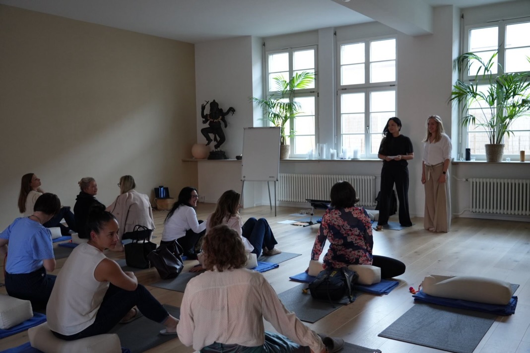 Last week, PWG Zurich hosted an evening on mindful communication with @tendeable_coaching at @planetyoga_zh exploring why we stop listening and how to change it.
Guests and members reflected on what happens in the moments we react instead of respond and how a simple pause can shift everything.
Thank you to Tende Dunchu for guiding us through such a thoughtful and practical session, and to everyone who joined for the openness, reflections, and conversations that followed.
Always grateful for spaces that invite us to develop and grow.
#PWGZurich #MindfulCommunication #Leadership