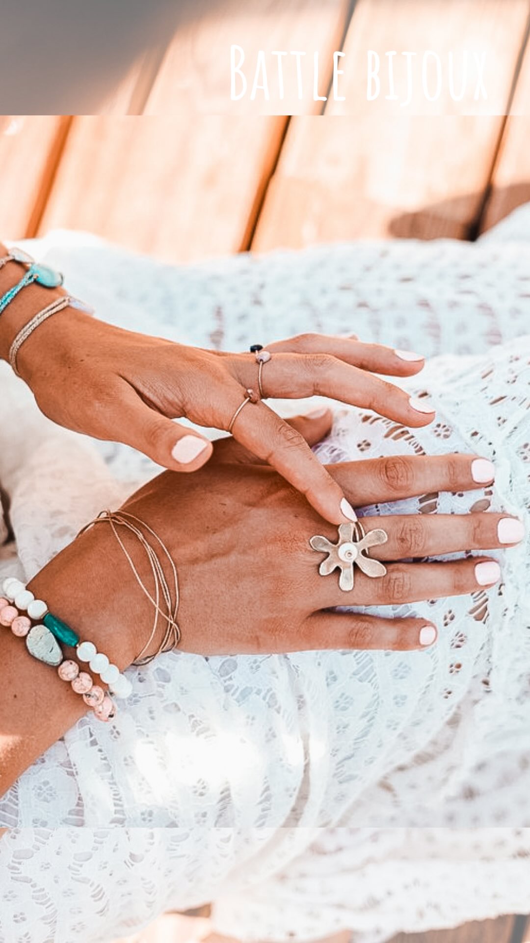 💍 Les bagues ont quelque chose en plus…🤍
On ne les porte jamais tout à fait par hasard.
Il y a celles qui en portent beaucoup,
comme une accumulation d’histoires, de symboles, d’émotions au bout des doigts.
Celles qui gardent toujours les mêmes,
comme des repères, des talismans du quotidien.
Et puis celles qui n’en portent pas du tout…
par choix, par habitude, par gêne (vis à vis de leur métier) ou simplement parce que ce n’est pas leur langage.
Mais quand une bague trouve sa place,
elle ne fait pas que décorer la main.
Elle accompagne, elle affirme, elle raconte.
Peut-être plus que n’importe quel autre bijou ✨
💫 Et toi… tu es plutôt team accumulation, fidèle à une seule… ou sans bague du tout ?
#artisanatfrançais#faitmaiinavecamour#créatricebijoux#bijouxpierresnaturelles#bijouxmadeinfrance