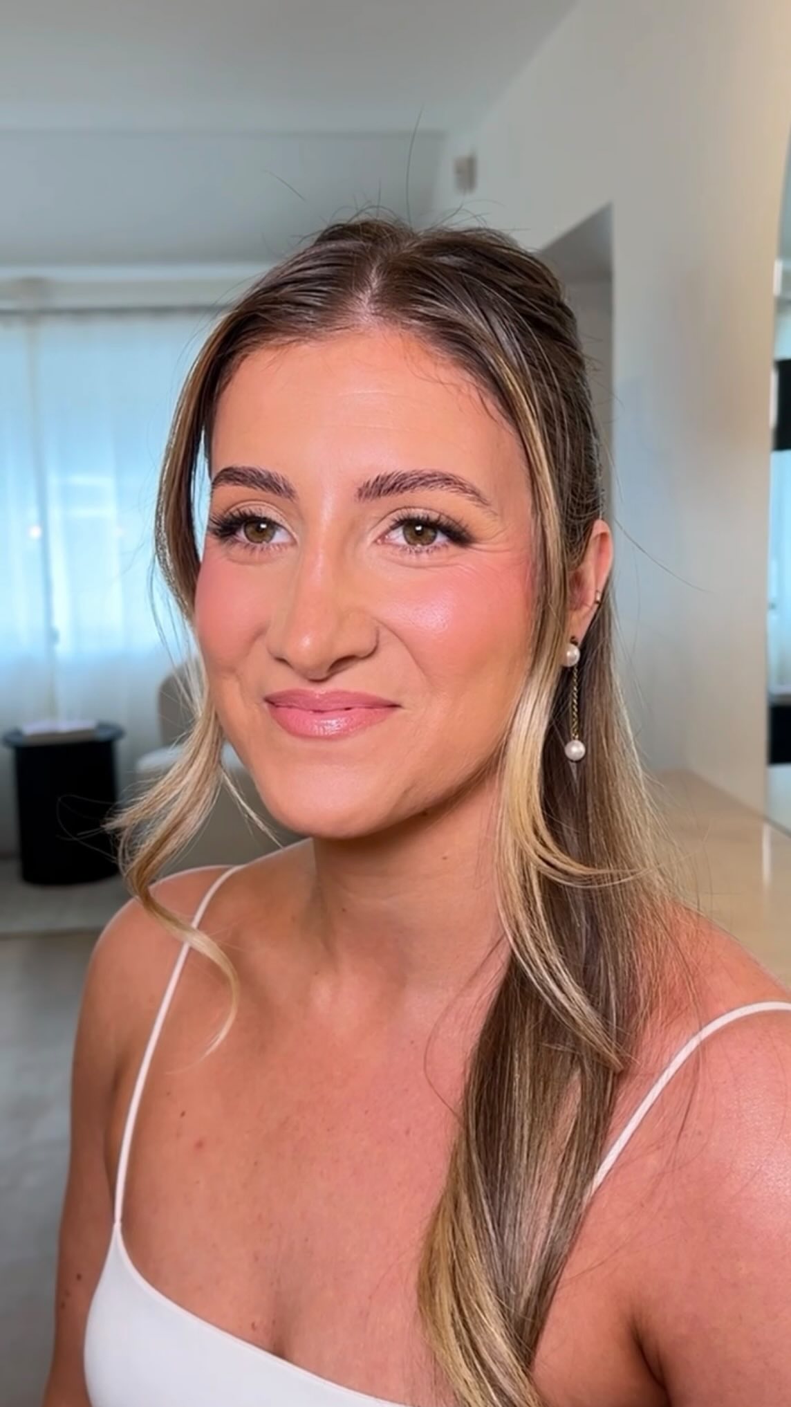 We know exactly what you mean when you ask for natural but glam. You can absolutely have both & you can get it here 👉🏼 @angelazavalamakeupstudio
#longislandmakeupartist #nymakeupartist #longislandbridalmakeupartist #bridalmakeup #bronzemakeup wedding day, nyc makeup artist, new york makeup artist, bridal makeup wedding ideas, bride, makeup inspo, beauty bloggers, italy wedding, tulum wedding, mexico wedding, ireland wedding, UK, Europe, makeup artist, montauk makeup artist, soft glam, natural, glowy makeup, bronzey makeup, summer wedding, fall wedding, Suffolk county, Nassau county, NYC, Manhattan, Hamptons
