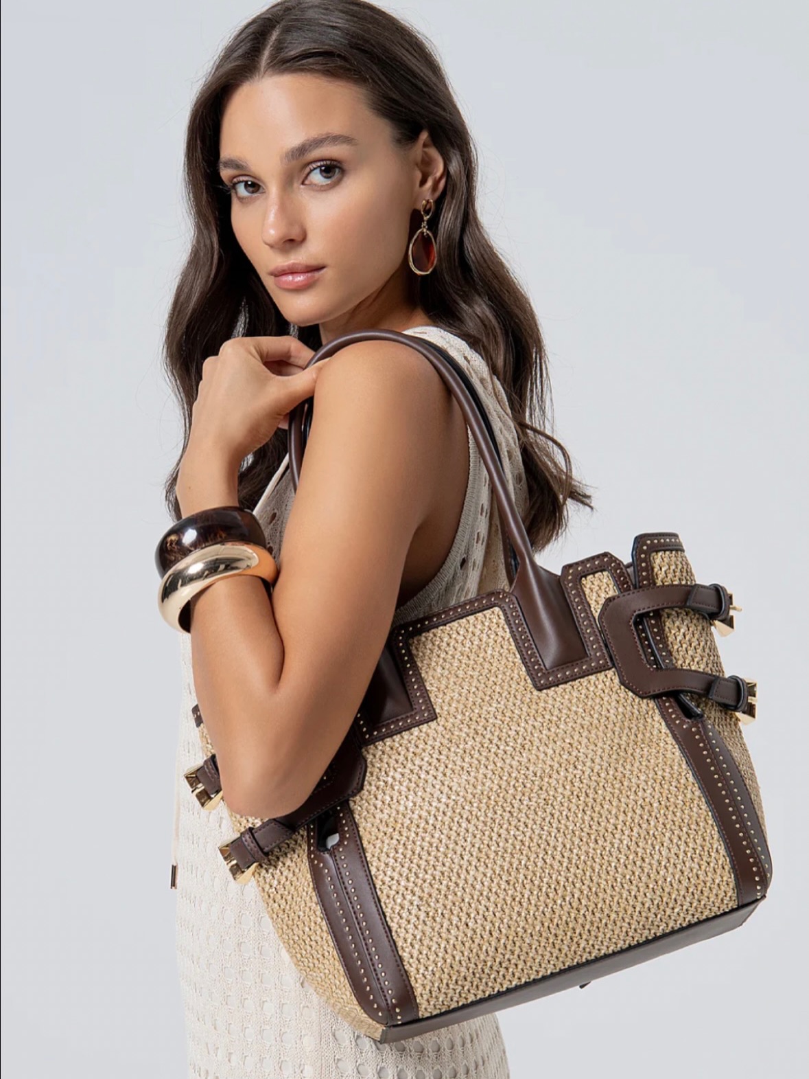 NEW IN ✨
De prachtige FRACOMINA Tote Bag is binnen! 🤎
Een stijlvolle must-have in gevlochten look met luxe details – perfect voor elke outfit.
👜 Verkrijgbaar in 2 maten
💰 Grote maat: €159
📍 Nu in de winkel & online via www.bonvie.be
Welke maat kies jij? ✨
#bonvie #newcollection #fracomina #totebag #handtas musthave fashionboutique stijlvol shopnow