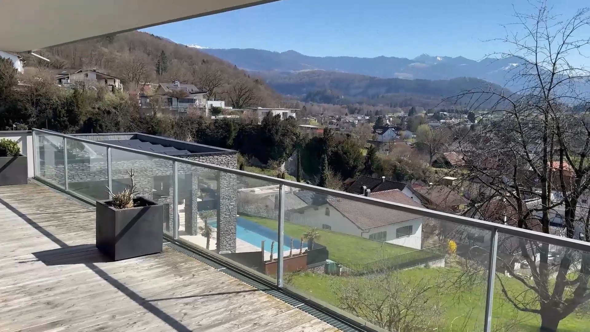 🌅 Wo Träume Wohnen werden 🌅
Exklusive 4-Zimmer-Wohnung mit Panoramablick in
Ruhelage zu verkaufen
✨ 167 m² voller Lebensqualität
✨ 37 m² Terrasse – ein Stück Himmel auf Erden
✨ Drei gemütliche Schlafzimmer, die Geborgenheit
versprechen
✨ Hochwertige Akazienholzmöbel, die Geschichten
erzählen
Mitten in der schönen Kummenbergregion und nah am
Puls des Lebens. Naherholung in 10 Minuten, das
Zentrum von Koblach nur 500 Meter entfernt.
🔆Ein Zuhause, das mehr als nur vier Wände bietet –
ein Ort, an dem es sich leben lässt.
🔔Jetzt gleich einen Besichtigungstermin vereinbaren
und diese Traumimmobilie selbst erleben!
Nico Troy direkt 📞 +43 664 8247126
✉ nico.troy@bb-immobilien.at
🌏 https://www.bb-immobilien.at
#FreiraumFürIdeen #immobilien #realestate #koblach
#investment #vorarlberg #immobilienvorarlberg
#eigenheim #wohneigentum #Terrasse
#ImmobilieVorarlberg #LuxusWohnung
#WohnenMitCharme #Traumimmobilie
#Kummenbergregion