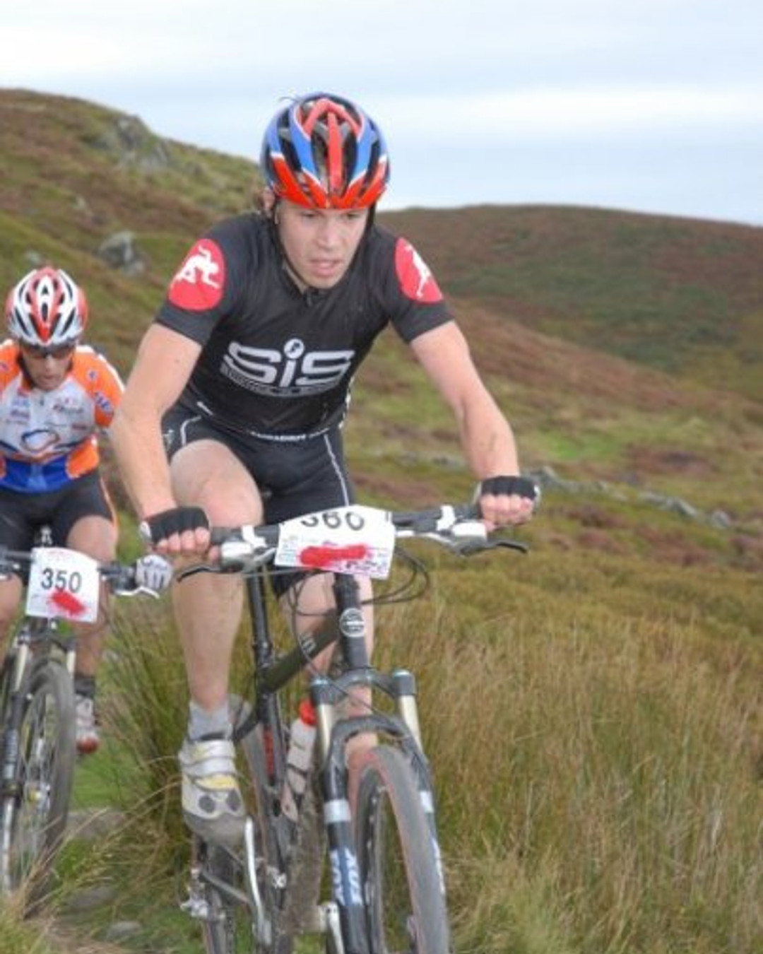 How much carbohydrate can you tolerate per hour during long efforts? In this article, long term endurance fan Paul take us through the science behind energy gels, ideal intake rates, and race-day tips to fuel smarter. Link in Bio
#EnduranceNutrition #EnergyGels #CarbStrategy #RunNutrition #CyclingFuel #TrainerMaker