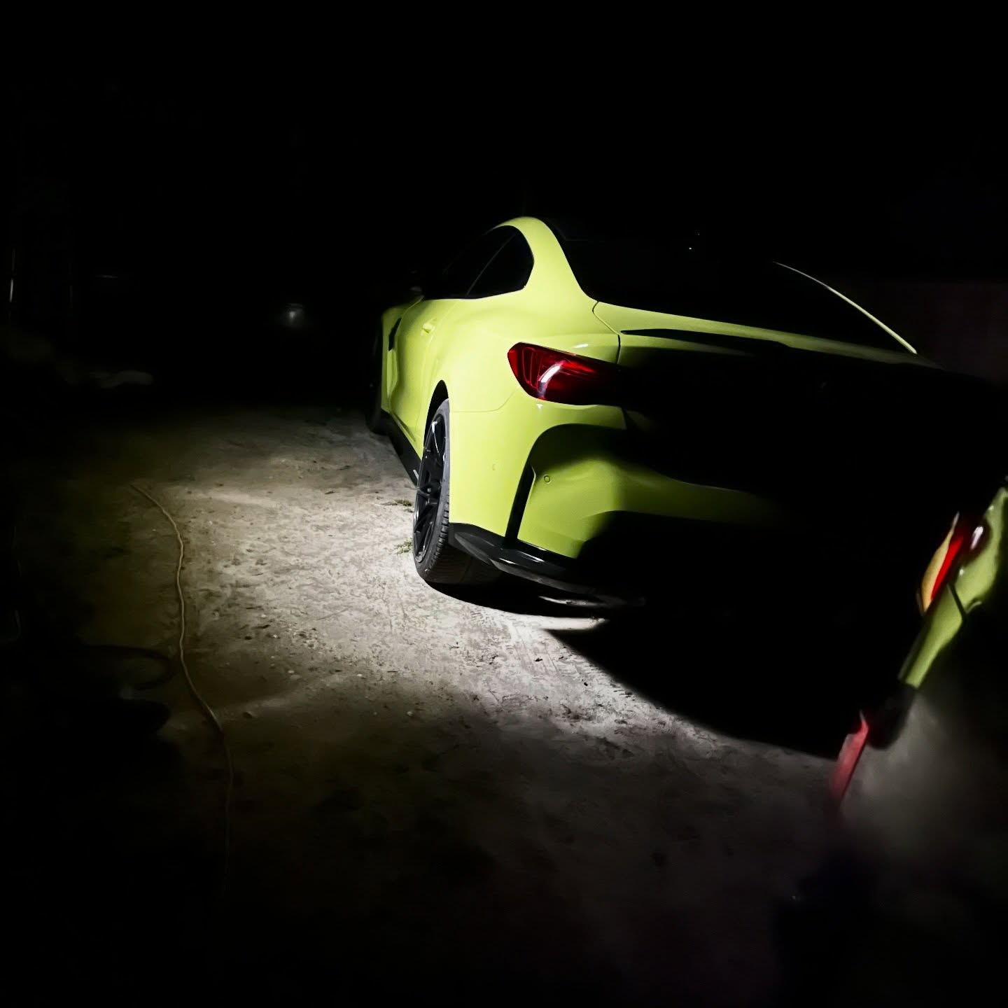 Il y a des photos qui ne montrent pas juste une voiture…
Elles montrent un moment.
La nuit, le silence, juste la lumière qui découpe les lignes… et cette sensation bête mais vraie :
“C’est pour ça que j’aime l’auto.”
Pas besoin d’être sur circuit.
Parfois, c’est juste ce petit instant après une longue journée, quand tu te retournes une dernière fois avant de rentrer… et tu souris.
Si tu t’es déjà surpris à faire ça, on est pareil. 🤝
Dis-moi : c’était quoi ta voiture “coup de cœur” ? 👇
#PassionAuto #CarLove #CarLifestyle #CarSpotting #AutoAddict