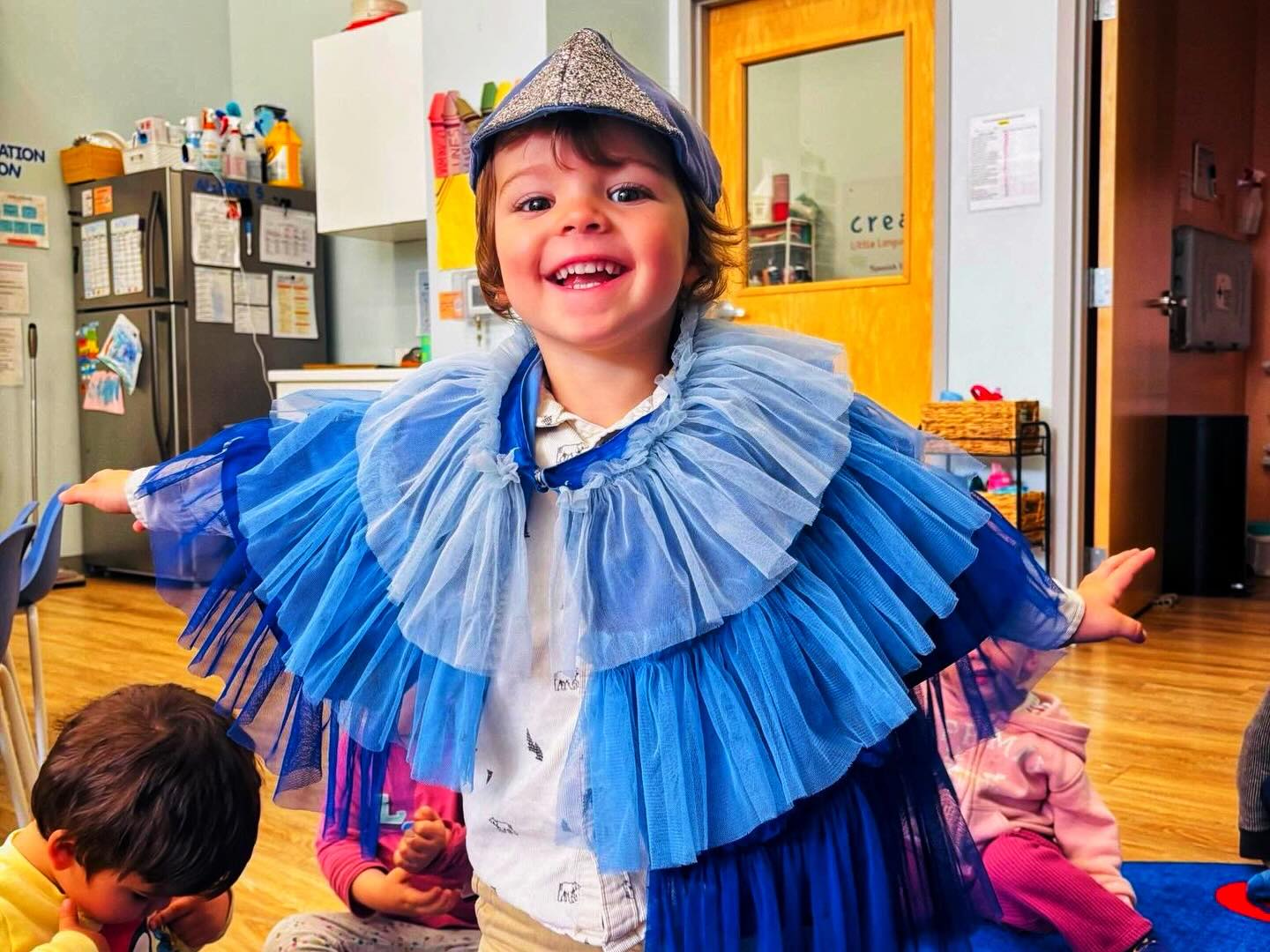 Today was a magical adventure all about los pájaros in the bosque! 🐦✨ We soared high as we learned how birds fly, build cozy nests, and show off their rainbow feathers! 🌈 we matched feathers by number, counted las plumas, strengthened our fine motor skills by adding pretend feathers to our pajaritos and We also practiced our cutting skills by tracing along the lines of feather shapes on paper.✂️✨ we wandered through the park, basking in the warm sunshine and listening to the sweet songs of the birds. ☀️🎶 We had so much fun spotting real birds in the trees, identifying their colors, and peering up at nests hidden high above. As spring blooms, we’re seeing more birdies every day👀it was a perfect, colorful exploration of nature and wonder! 🌸🐣