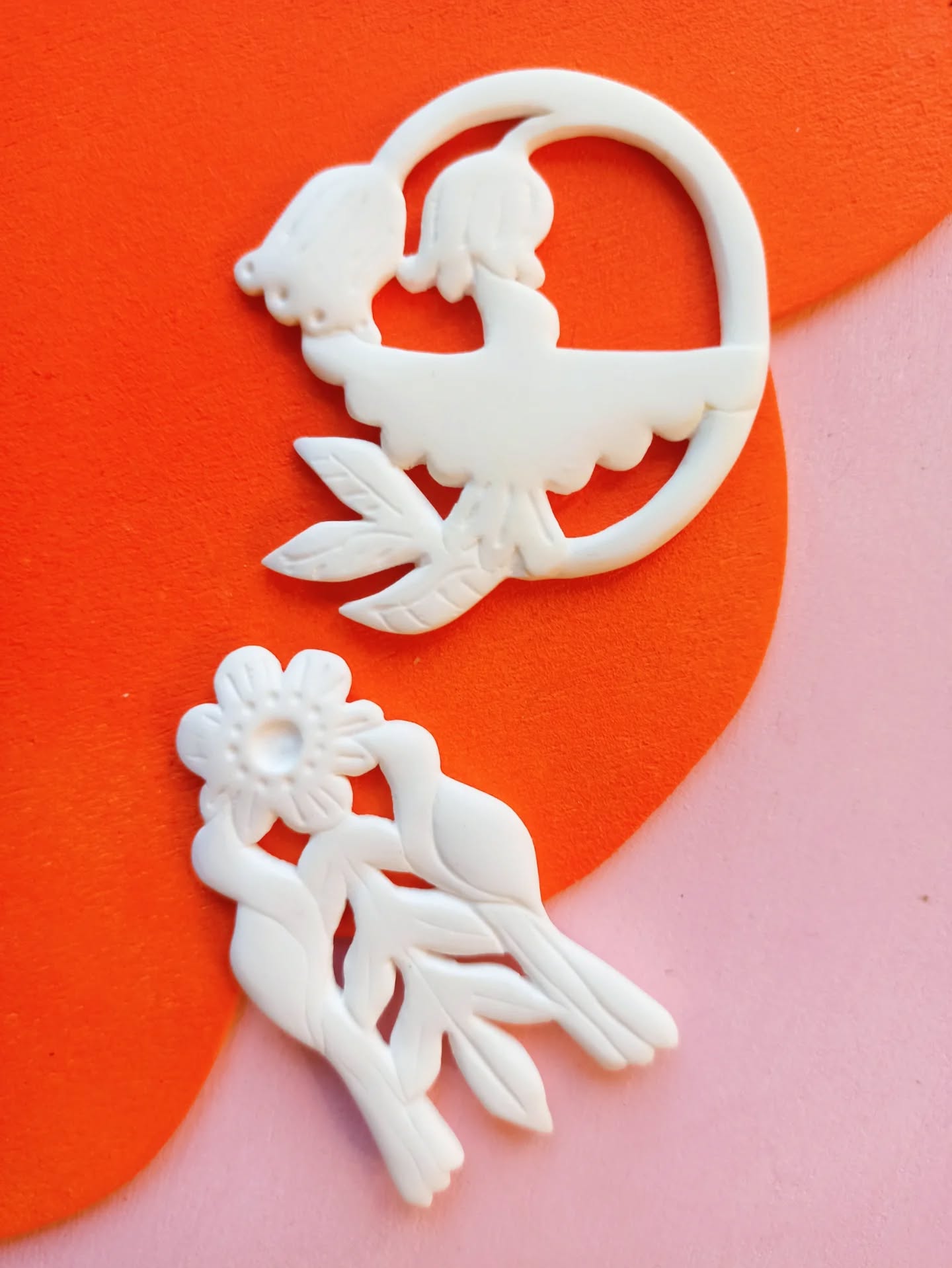 On m'a souvent demandé où je trouvais mes emporte-pièces et mes moules pour mes pièces en polymère.
Mes formes ne viennent pas du commerce, elles me viennent le plus souvent directement quand je suis devant ma pâte, en modelant.
J'ai souvent créé mes moules, mes tampons ou mes empreintes pour essayer de gagner du temps ensuite, une fois que je tenais la forme qui me plaisait, mais ne n'ai jamais fait fabriquer d'emporte-pièce.
Pourtant ça me permettrait d'aller plus vite, il faut donc explorer cette piste, non?
En ce moment, je teste des choses, j'ai fait des croquis dans un premier temps, je les finalise sur ordi, puis je les imprime pour les utiliser en tant que gabarit et voir ce que ça donne après cuisson.
°°°
Vous imaginiez ce travail de recherche ?
Elles vous plaisent ces 2 nouvelles formes de boucles?
🤗 Évidemment il faudra les imaginer avec leurs décors que je viendrais peindre sur chacune et avec leur finition glossy 😉
°°°
#bijoux #polymere #art #process #wip