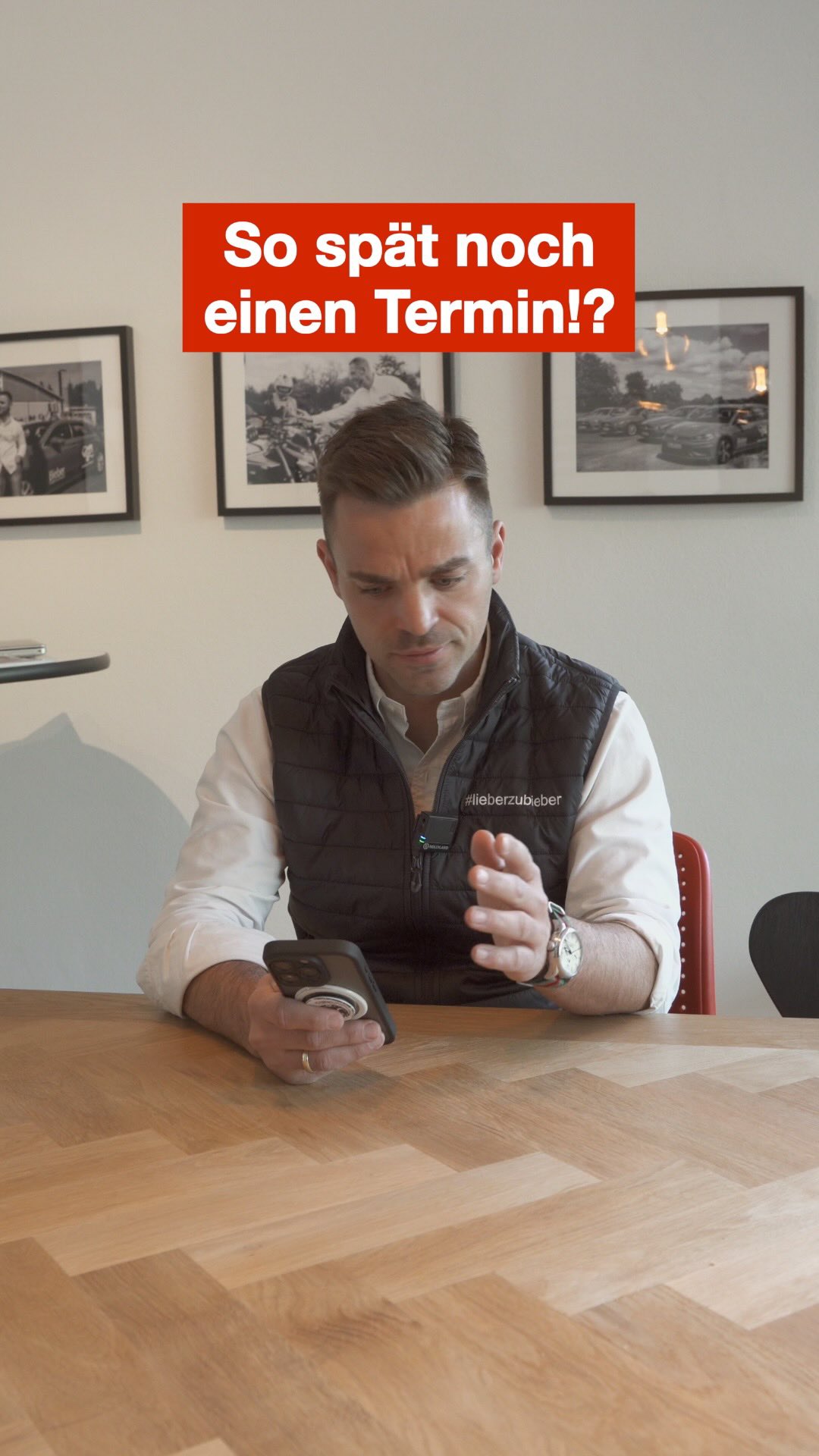 18:47 Uhr.
Unser Chef (er denkt zumindest, er wär der Chef) checkt seinen Kalender 📱
„Welcher Hund hat mir bitte so spät noch nen Termin eingetragen?!“ 😵💫
…Plot Twist:
Die wahre Bürochefin sitzt schon am Rechner. 🐶💻
Alma.
Rauhaardackel-Dame.
Und definitiv hier die, die die Termine macht.
#fahrschuleaschaffenburg #fahrschulebieber #führerschein #fahrschule #lieberzubieber