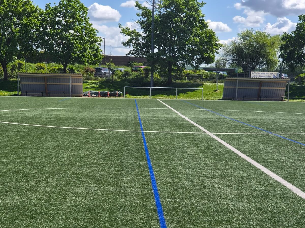 Wann warst du zum letzten Mal in Dienheim auf dem Sportplatz? Ist dir was aufgefallen? Unsere neuen Spielerbänke sind so gut wie fertig 😍😍😍
Dank Arbeitseinsätzen und fleißigen Händen konnten diese am vergangenen Samstag zum ersten Mal genutzt werden!
Demnächst werden noch neue Bänke eingebaut und natürlich werden unsere Farben 💙🤍 integriert! Wir freuen uns riesig und sagen Danke an alle Mitwirkenden!
Wir arbeiten stetig daran, die Infrastruktur unseres Sportplatzes zu verbessern. Das war ein wichtiger Schritt 💪🏻💪🏻💪🏻
#dienheim #meineheimatmeinverein #sportfreunde #fussball #fussballliebe