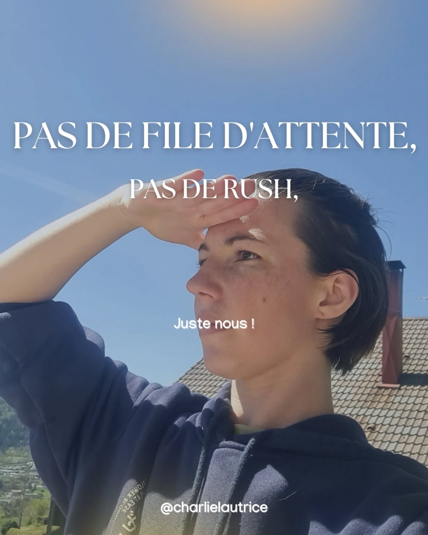 Je ne vais pas te mentir : je ne suis pas de ces autrices pour qui les gens font des heures de queue en salon. Mes sorties ne provoquent pas de raz-de-marée, et mon nom n'est pas sur toutes les lèvres dès qu'une tendance littéraire explose.
Il y a quelques mois, j'aurais probablement mal vécu ce constat. J'aurais cherché ce qui ne va pas, j'aurais essayé de rentrer dans des cases pour être plus "visible".
Mais aujourd’hui ? C’est OK. Plus que ça, je crois que c'est une force. En n'étant pas une "tendance", je reste libre. Libre d'écrire des histoires qui ne suivent pas une recette marketing, libre de prendre mon temps, et surtout, libre d'entretenir ce lien précieux avec toi, là, sans le bruit de la foule.
Mes livres ne sont pas des phénomènes de société, ce sont des refuges. Et je préfère largement avoir 50 lecteurs qui me lisent avec le cœur, qui comprennent mes silences et mes personnages blessés, plutôt que d'avoir une communauté de milliers de personnes qui ne m'ont choisie que parce que c'était "la mode".
Je ne veux pas courir après les tendances. Je veux courir après la justesse.
Merci d'être là. Merci de lire mes mots pour ce qu'ils sont, et pas pour leur succès médiatique. C'est ça, ma vraie victoire.
Et toi, est-ce que tu te sens parfois fatigué(e) de devoir suivre ce que tout le monde "doit" aimer ? Est-ce que tu apprécies aussi, parfois, de découvrir des voix plus confidentielles, loin du tumulte ? 👇