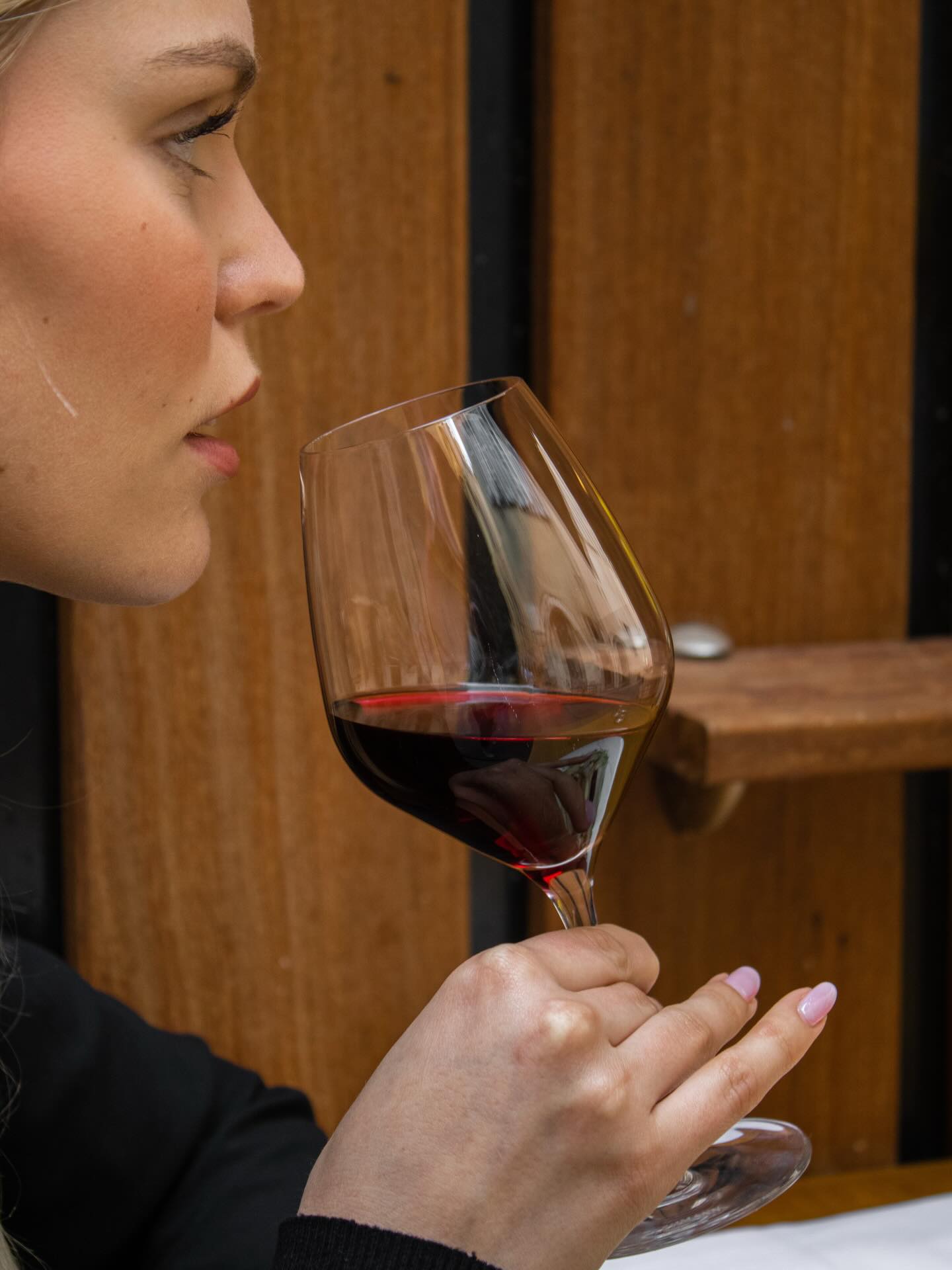 Un verre de vin, un instant suspendu… et le plaisir simple de savourer le moment 🍷🍇
‣ Réservez votre table sur www.larazur.fr