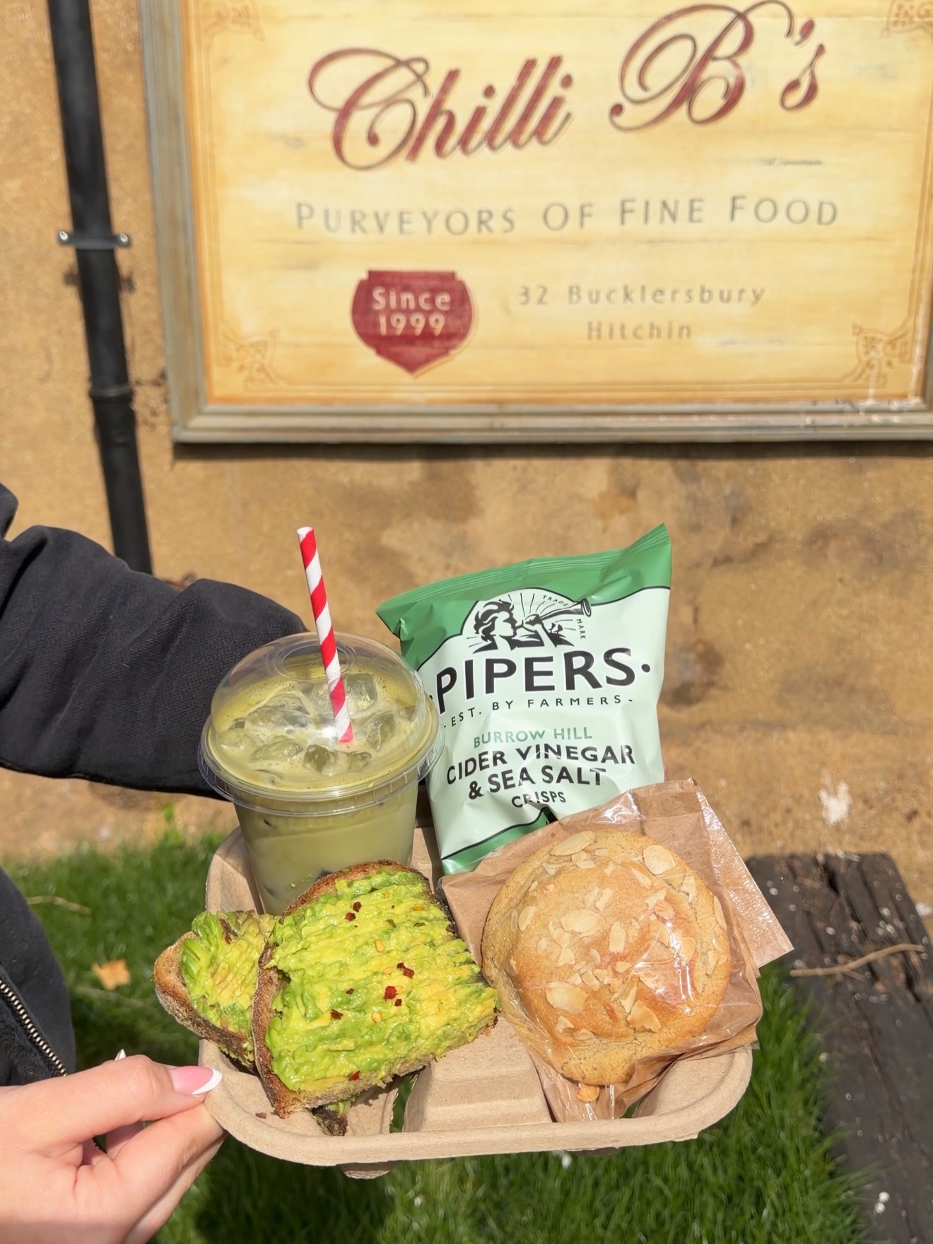 Happy Earth Day 🌱🌍
We have some great vegan and vegetarian options for you! 💚
Blueberry matcha with coconut milk, almond cookie, avocado toast & salt and vinegar crisps 🤌🏻
We also make delicious vegan and vegetarian sandwiches, a great day to give them a try!
See you soon 🧡
#chillibs #earthday #chillibhitchin