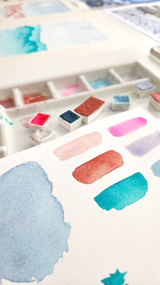 Ce week-end et pour les prochaines semaines, c'est peinture un peu tout les jours
Je me bouscule pour ré apprendre les gestes et peut être découvrir de nouvelles techniques à l'aquarelle, aussi je compte sur vous pour partager vos meilleurs astuces et tutos pour que tout le monde en profite !
J'espère que vous aurez aussi des palettes de couleurs à me proposer, j'ai un peu trop de références à la maison les choix sont compliqué
Mais vous avez peut être des combo qui marche à tous les coups !?
Dites nous tout dans les commentaires !
