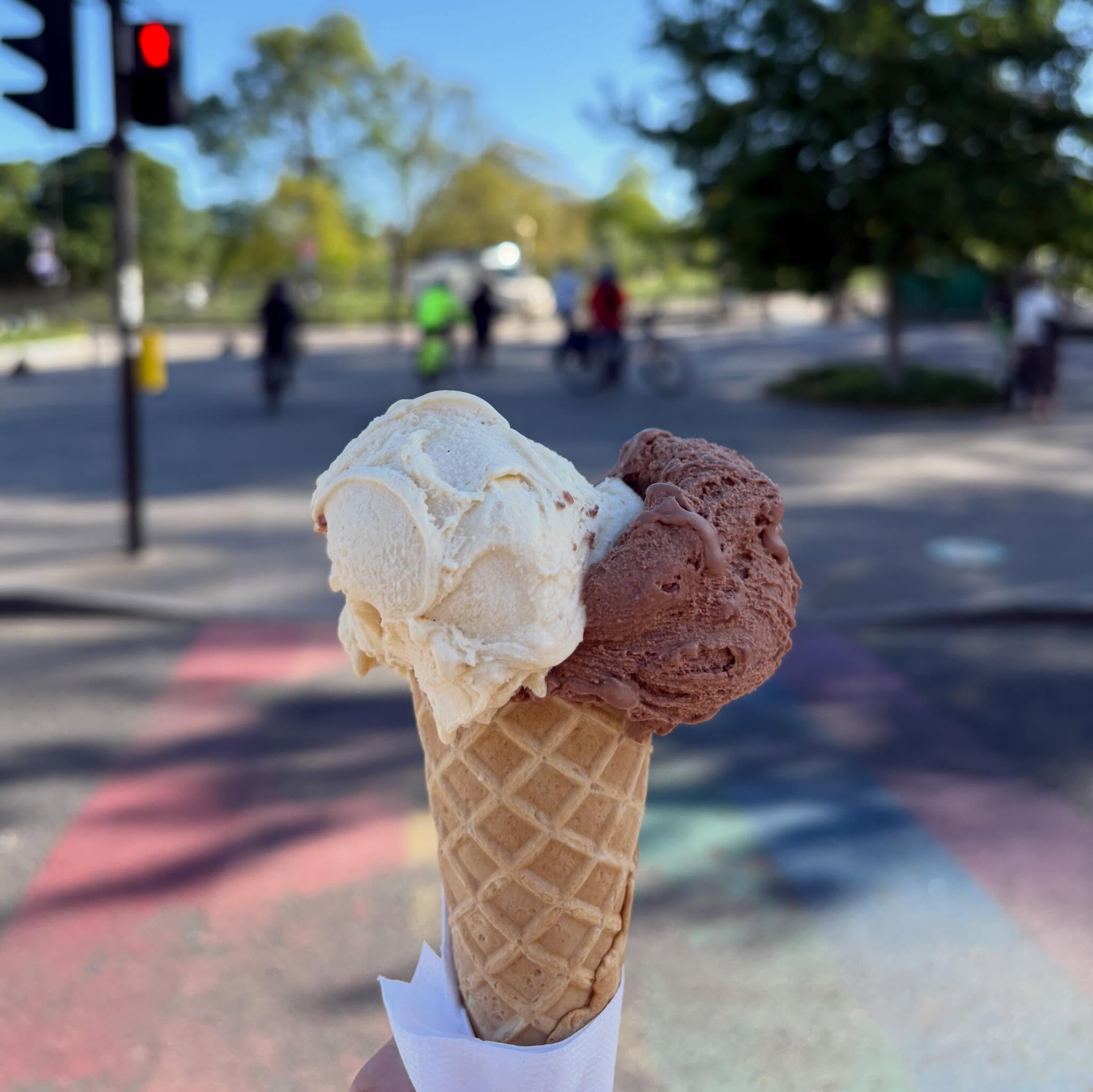 RHUBARB & CUSTARD + CHOCOLATE SMOKED SALT in a waffle cone☀️🍦
Flavours this weekend:
- MARATHON = peanut gelato with dark chocolate & caramel
- RHUBARB & CUSTARD = Madagascan vanilla custard gelato with homemade rhubarb ripple
- Piedmont hazelnut P.G.I.
- Coffee
- Chocolate smoked salt
- Jersey milk
- Yogurt & plum
- Dark chocolate single origin Ecuador
- Baked apple
- Apricot
#hernehill #brockwellpark #hernehillstation
#londongelato #artisangelato SE24