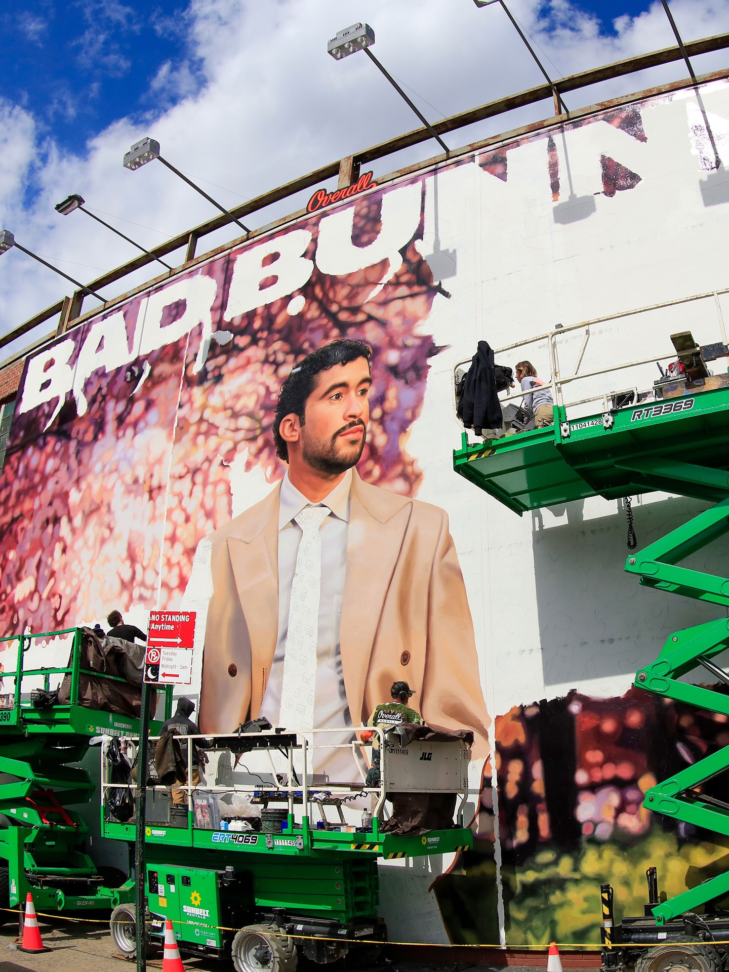 A massive Benito on Wythe Ave. celebrating the release of “Billions Club Live with Bad Bunny: A Concert Film” on @spotify @badbunnypr 🇵🇷🇯🇵🗽🐰
🏷️
.
.
.
.
#overallmurals #trusttheprocess #killthepixel #handpaint #coasttocoast