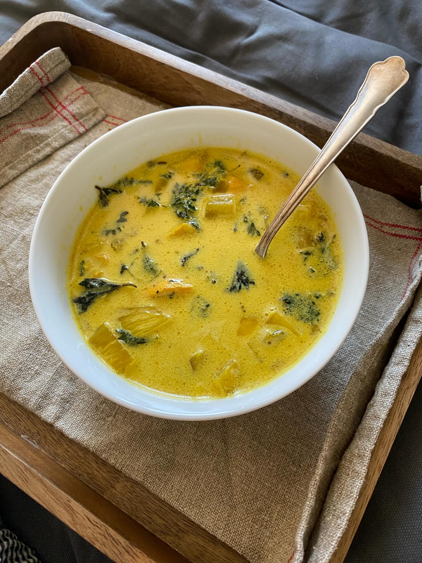 Ny efterlängtad artikel på min blogg om svensk postpartummat! 😋 Länk i stories.
På bilderna:
Fisksoppa med färska nässlor
Buljong med frikadeller, potatis, ärter och risoni
Surdegspannkakor med plommonsylt, stekt ägg
Yoghurt med färska blåbär och honung
