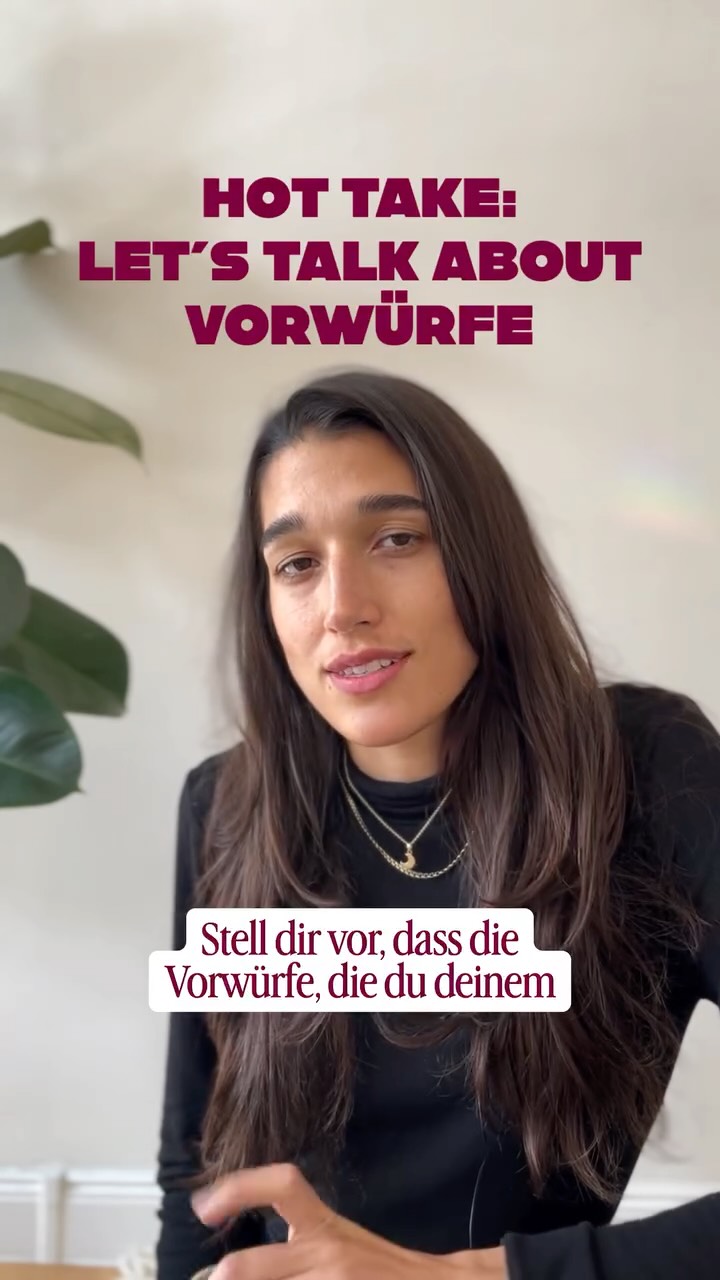 Naaa, bei wem kommst du am ehesten in den Vorwurfs-Modus? 🫠
Wenn wir in diesen Momenten wirklich verlangsamen und spüren würden, würden wir diese subtile Push-Pull Dynamik wahrnehmen: „Ich will das und du machst es falsch“.
Interessant ist, dass die Person, die den Vorwurf macht, dabei wenig von sich spricht - sie schützt sich durch diese Haltung.
Das bringt auch eine Herausforderung mit sich:
Wenn wir aus so einer Haltung sprechen und unsere Verteidigungsmechanismen so ON sind, lösen wir meist auch im Gegenüber aus.
🤷🏽♀️ Und dann kommen wir nicht oder nur super schwer zusammen!
Haste mal probiert? Ich erst letzte Woche wieder und für die Beziehungsebene war‘s ein fail 🤓
Gaanz wichtig(!): Es geht hier nicht darum, um die perfekte Person zu sein - sondern den Kontakt zu dir zu stärken, gemeinsam zu üben und Schritt für Schritt sicherer und verbundener in Beziehung zu werden - mit all den feels, die das beinhaltet 🌼
•••
Videos wie diese dienen der Unterhaltung und ersetzen keine Begleitung. Sie dienen nicht als professioneller Rat und gehen ebenso nicht auf die Feinheiten psychischer & emotionaler Gesundheit ein (weil sie dafür viel zu individuell ist!).
🍯 schnapp dir ein Freebie in meiner Bio, um meine Arbeit kennenzulernen
🍭 hol dir meinen Minikurs BEI MIR BLEIBEN
www.auroraprema.de
auroraprema@gmail.com