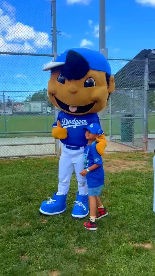 Algin Sutton CSP officers were on hand to celebrate Dodger Days! Attendees scored free shoes, backpacks, gift cards, and even game tickets.