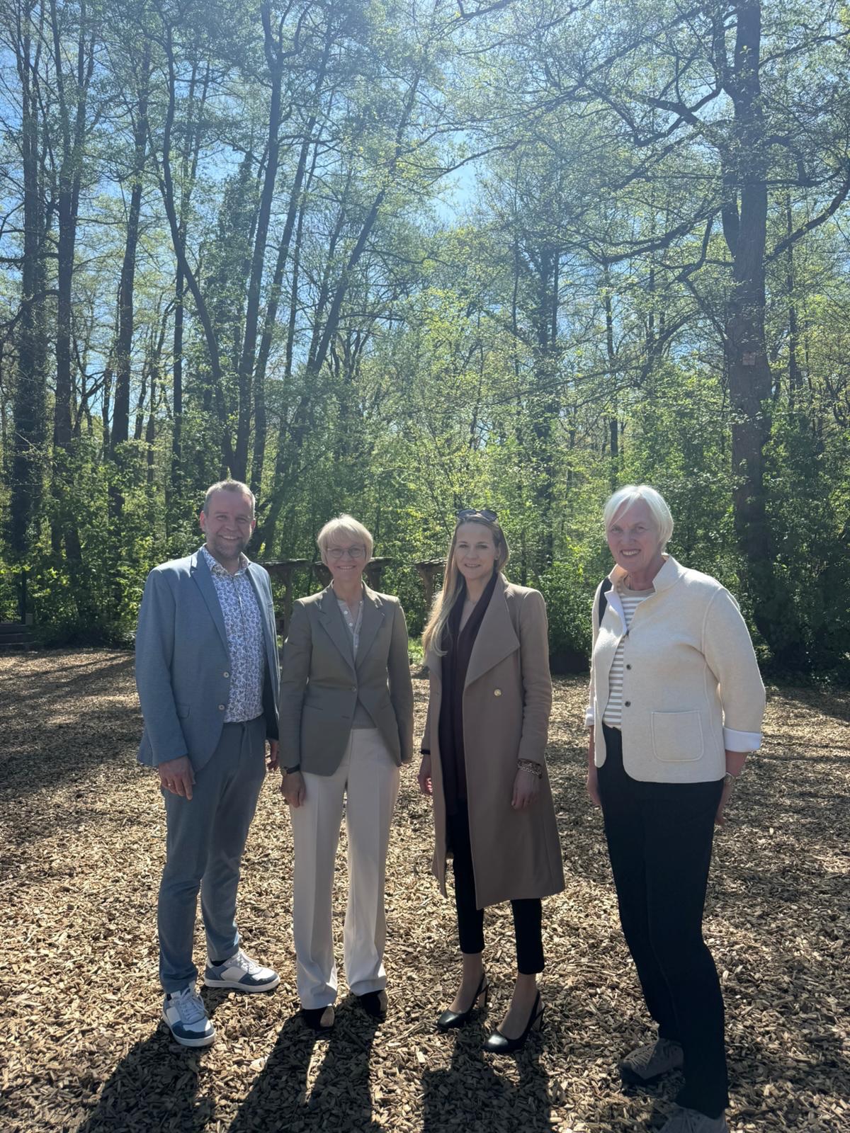 🌳 Gemeinsam für unsere Wälder
Gemeinsam mit unserer Schulministerin Dorothee Feller durfte ich heute die Einpflanzaktion der Schutzgemeinschaft Deutscher Wald in Bottrop begleiten. Über 220.000 Bäume wurden hier bereits von Schülerinnen und Schülern gepflanzt – ein starkes Zeichen für gelebte Umweltbildung.
Für uns als CDU gilt: Bildung und Nachhaltigkeit gehören zusammen. Wer selbst einen Baum pflanzt, lernt Verantwortung ganz praktisch.
Danke an Peter Pawliczek für sein langjähriges Engagement und an den neuen Vorsitzenden Klaus Schlücking für die Fortführung dieses wichtigen Projekts.
Ebenso danke ich Ulrich Trockel und der AWO Kita „Hand in Hand“ für die starke Partnerschaft mit dem Waldpädagogischen Zentrum.
Auch Schulministerin Dorothee Feller hat das große Engagement der Ehrenamtlichen besonders gewürdigt – ohne sie wären solche Projekte nicht möglich.
So wächst nicht nur der Wald, sondern auch das Bewusstsein für seinen Wert.
Mein Wunsch: die Eltern und Großeltern sollten mit den Kindern den Bäumen im Wald einen Besuch abstatten können