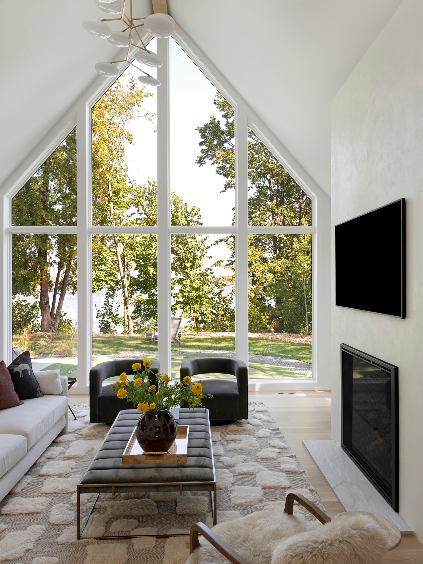 Okay but… those windows 😍
Light pouring in, warm textures throughout, and a seamless connection to the outdoors. Now that is how you take in a view.
Interior Design: @andreaandcodesign
Custom Home Builder: @superior_contracting_inc
Vacation rental: @lake_hus
Photography: @spacecrafting_photography