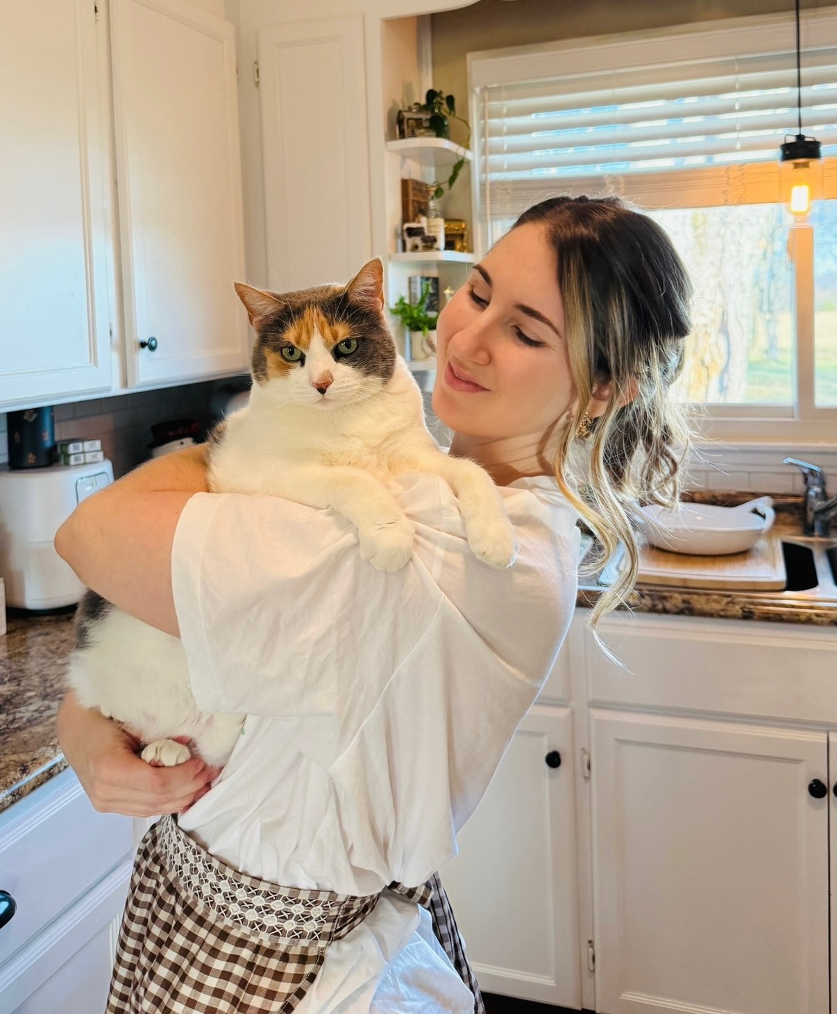 Happy 9th Birthday to my baby Belle! She is my best friend, my soul cat, my heart. Every morning she sits on my lap while I read and journal. I cherish these moments with her and I wish time would move slower. I vividly remember the day I saw her picture listed at a shelter and I knew she had to be part of our family. Matthew and I drove that same day over to the shelter to meet her and I felt an instant bond, a bond that would change my life. I love you, Bubba Bear! I’m so lucky to be your cat mom and I can’t wait to celebrate you today 🎂🐱🎉🥳!
#soulcat #birthdaygirl #belle