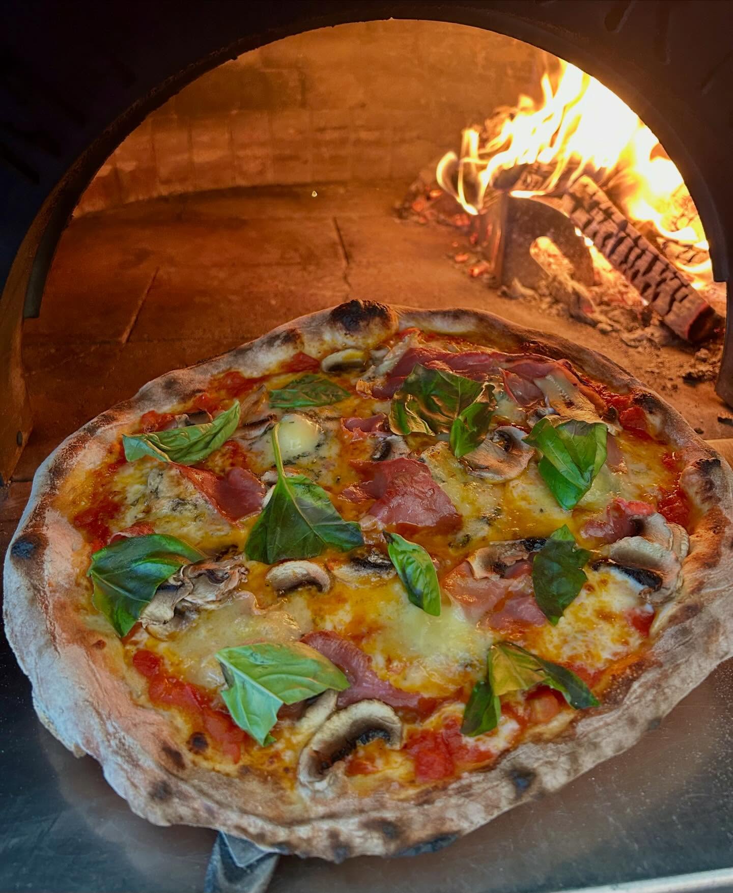 Can’t beat this months Stilton special, finished with some fresh basil 🌿 🤤 #pizza #instafood #stilton #yummy