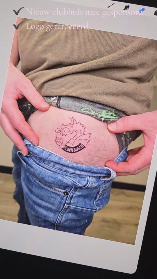 Eerst het clubhuis van FCDB mee mogen sponsoren ⚽
En nu iemand die het logo voor altijd wil dragen ✍️🖤
Dit soort dingen maken het extra mooi toch!?
#fcdb #seporter #voetbal #tattoo #logo
