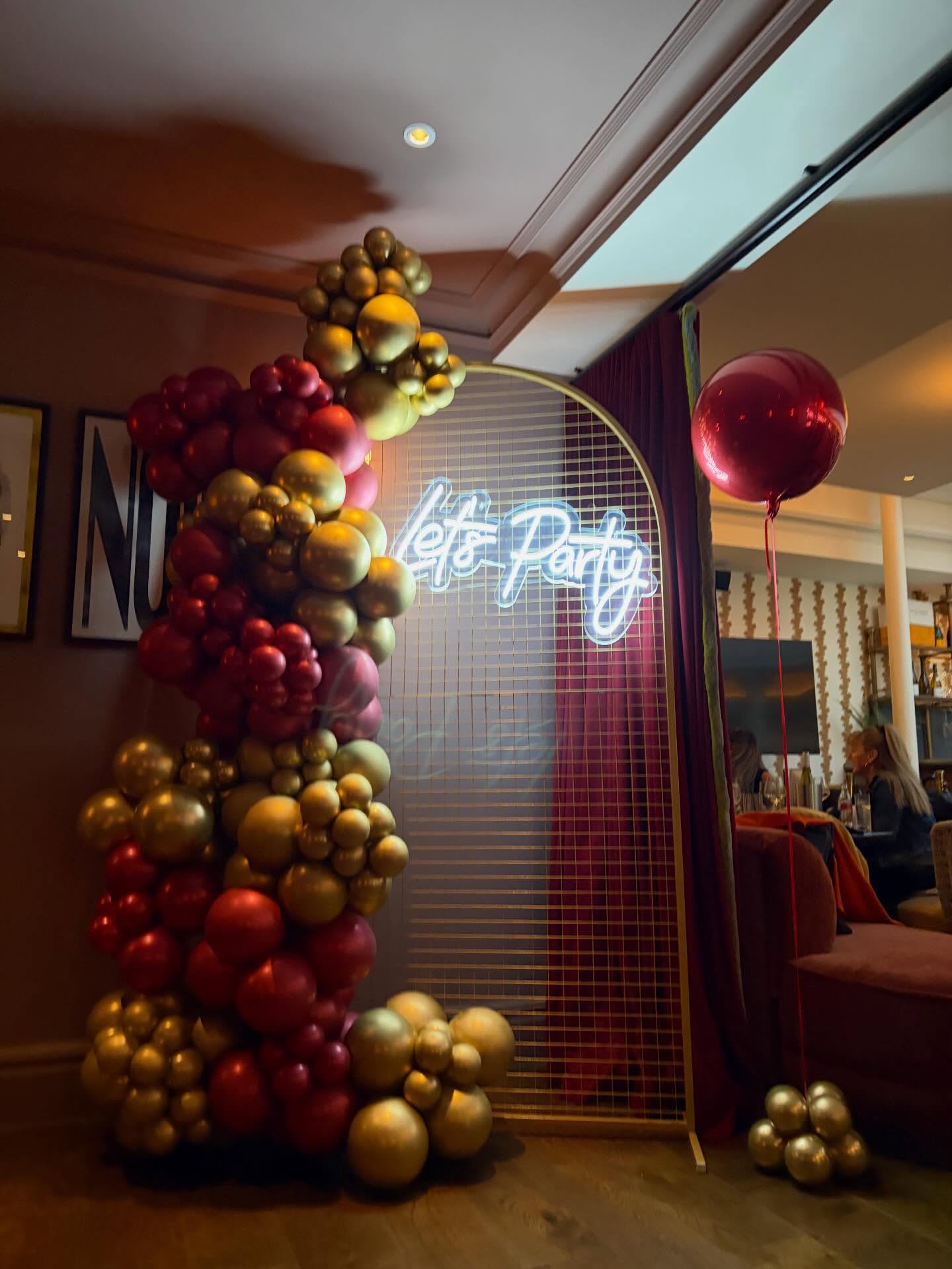 Lighting up @thecardifftownhouse for a birthday celebration 🎈
#led #cardiffballoons #organicballoons #balloonarch #balloondecoration