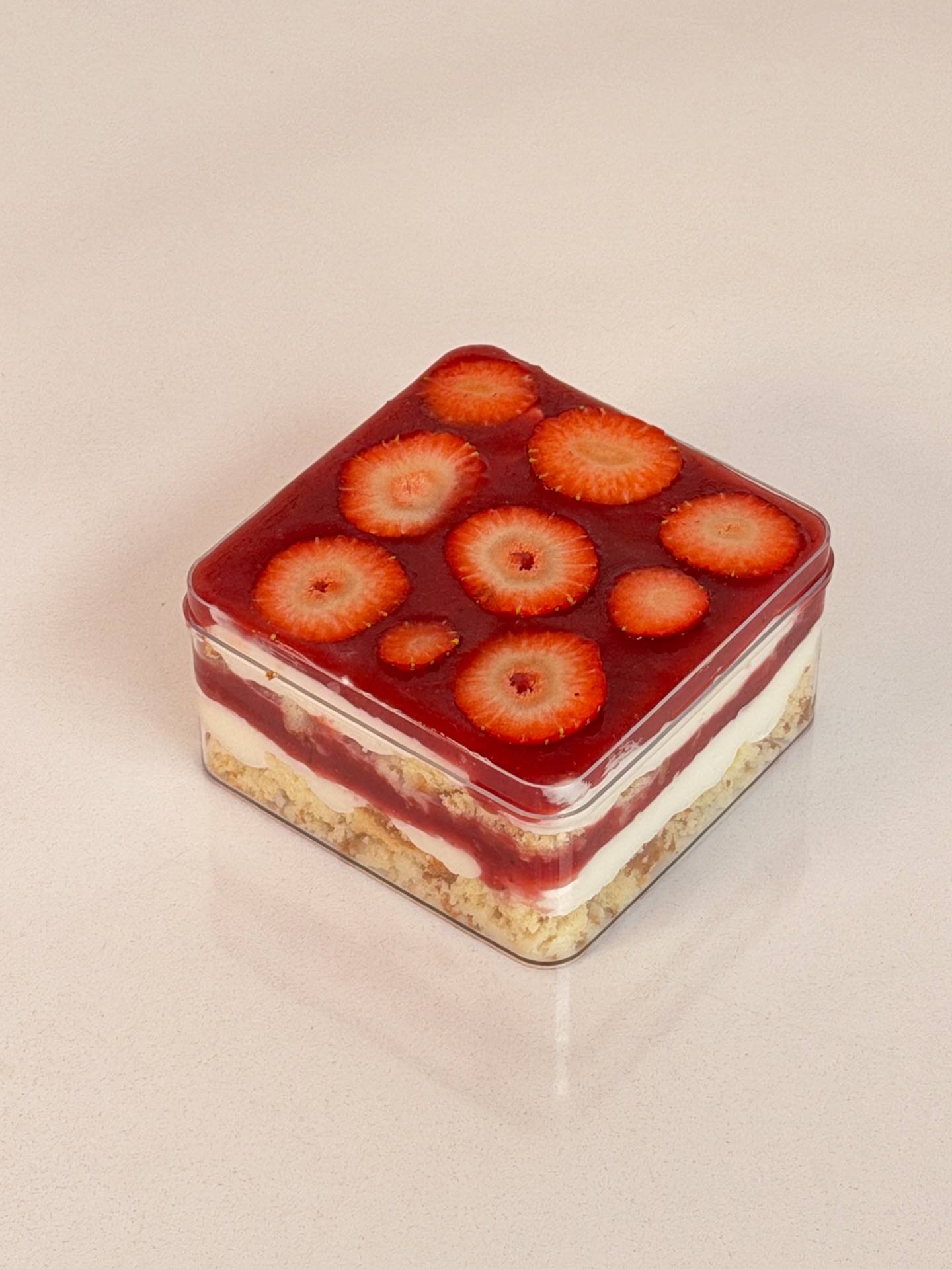 Strawberries & Cream Dessert Box 🍓
One of our signature cake flavours, now available in a square dessert box
Light sponge, strawberry filling, smooth cream, and topped with fresh strawberries
Perfect to enjoy with coffee or to try the flavour before ordering a full cake
Available to order via our website
www.lyracakes.com