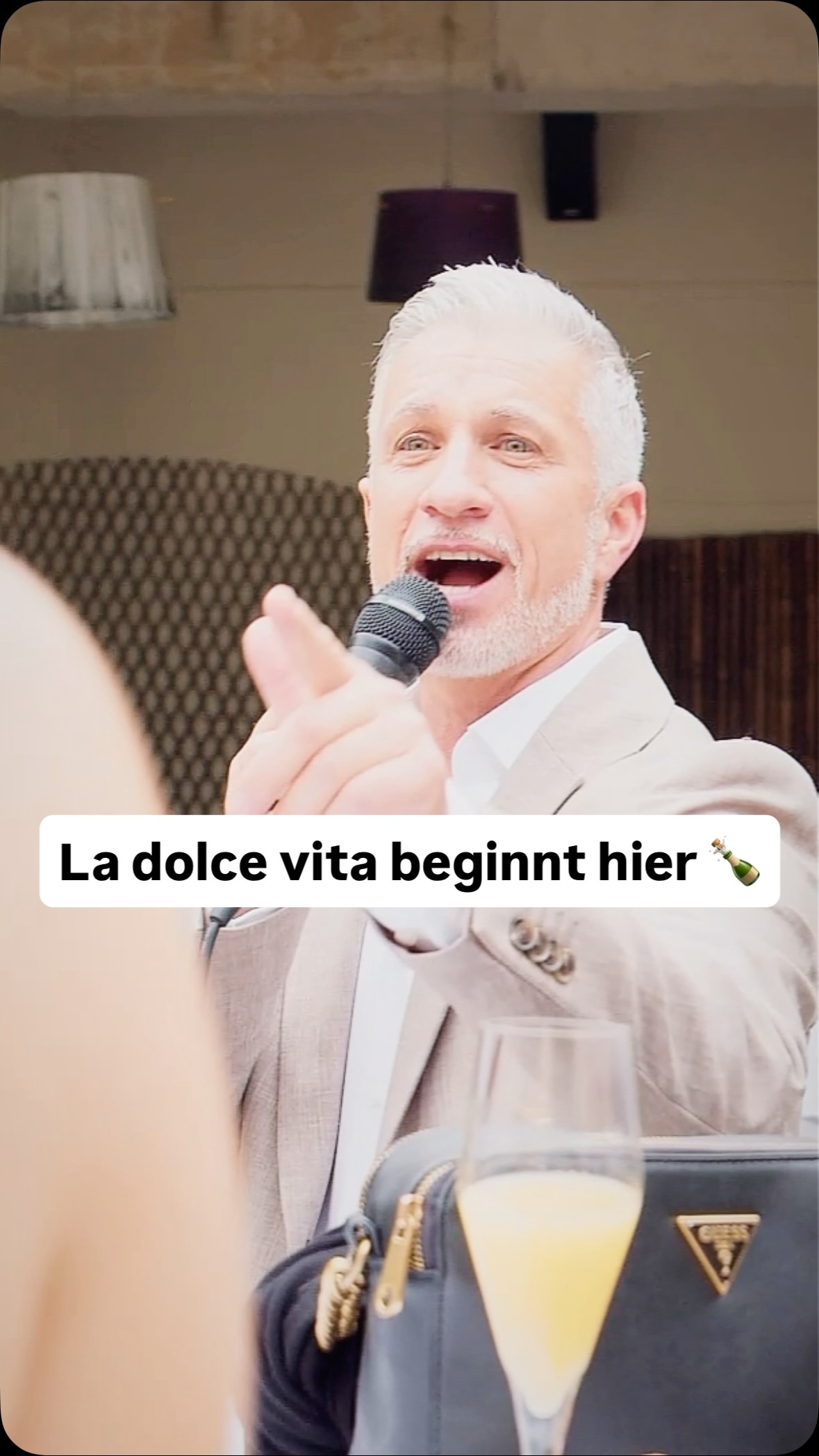 Sektempfang, Sonne ☀️ und Musik, die einfach bleibt ✨
„Più bella cosa“ von Eros Ramazzotti 🎶
•
•
#hochzeitsmusik #sektempfang #weddingvibes #dolcevita #erosramazzotti
•
Ist Eros noch in – oder einfach zeitlos? 👇