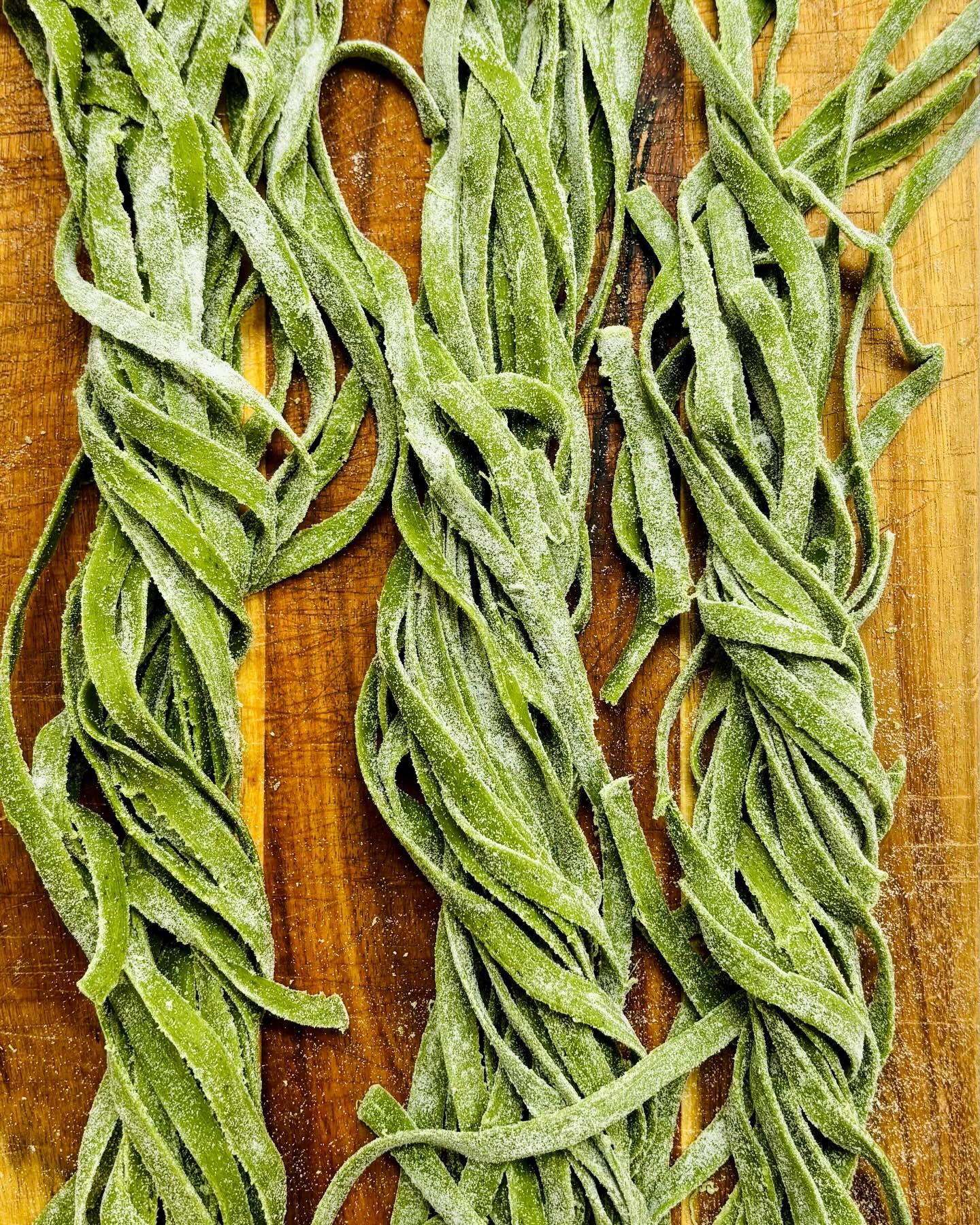 Le nostre tagliatelle agli spinaci nascono da sfoglia fresca preparata ogni giorno, con ingredienti
semplici e genuini. La superficie è ruvida al punto giusto, pensata per accogliere e trattenere al meglio
il condimento. Per chi preferisce le classiche tagliatelle gialle, sono perfette anche insieme, per un
effetto paglia e fieno, magari condite con il ragù #LaSpigaAmica fatto da Antonella. Per un piatto
primaverile, provatele con burro e scorza di limone: un condimento fresco, essenziale, che valorizza il
sapore senza coprirlo. Perché quando la sfoglia è fatta bene, basta la pasta.
Disponibili fresche, pronte da cuocere.
💬 Per ordini e informazioni, scriveteci su WhatsApp al 339 684 4440, oppure veniteci a trovare nei
nostri negozi di Bologna e Milano.
#tagliatelleglutenfree #pastasenzaglutine #glutenfreebologna #glutenfreemilano