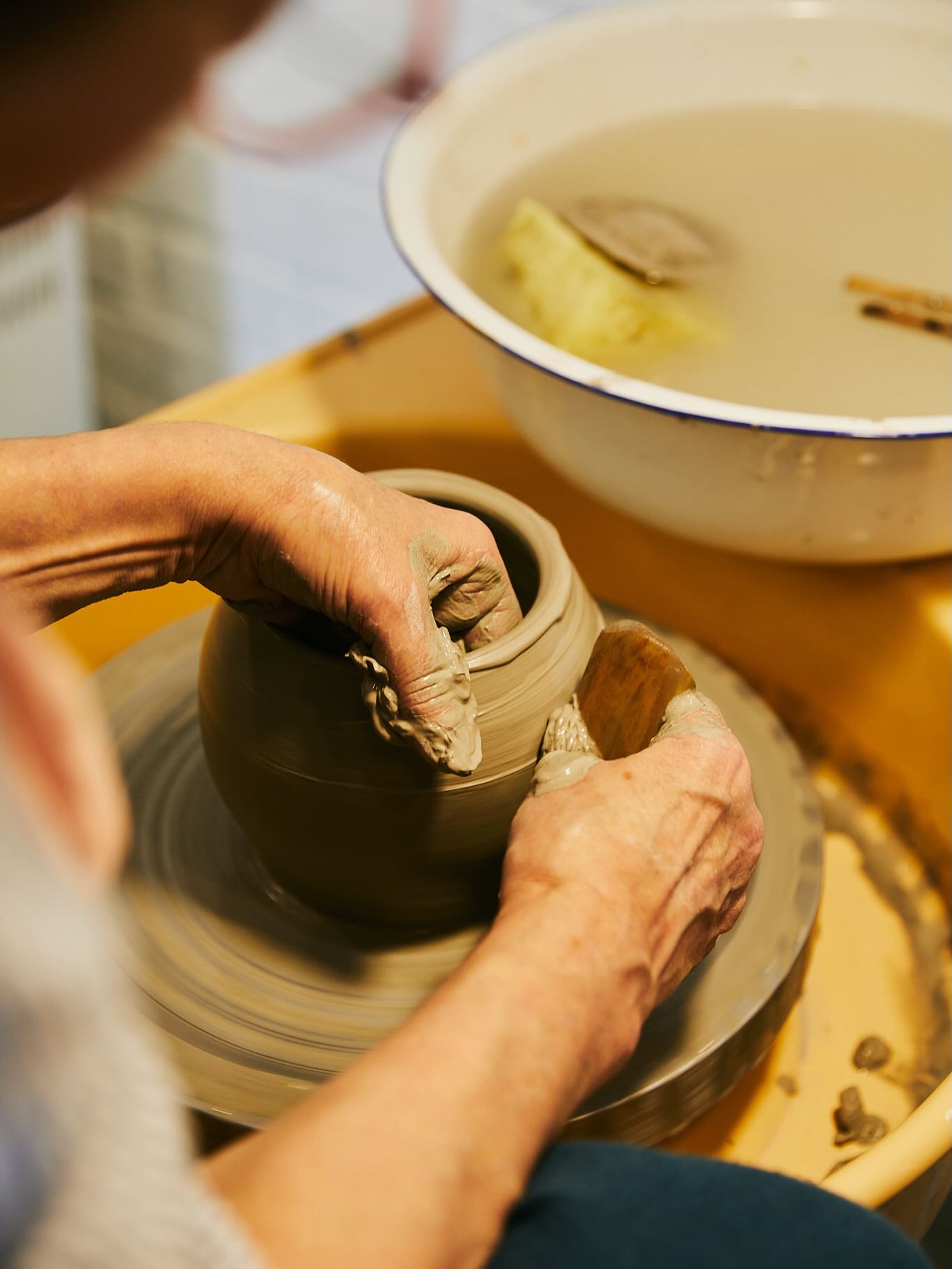 Handmade. From clay to tableware, many skilled hands shape our dinnerware using various tools and techniques, creating pieces you'll treasure for years to come.
#handmade #ceramic #clay #dinnerware