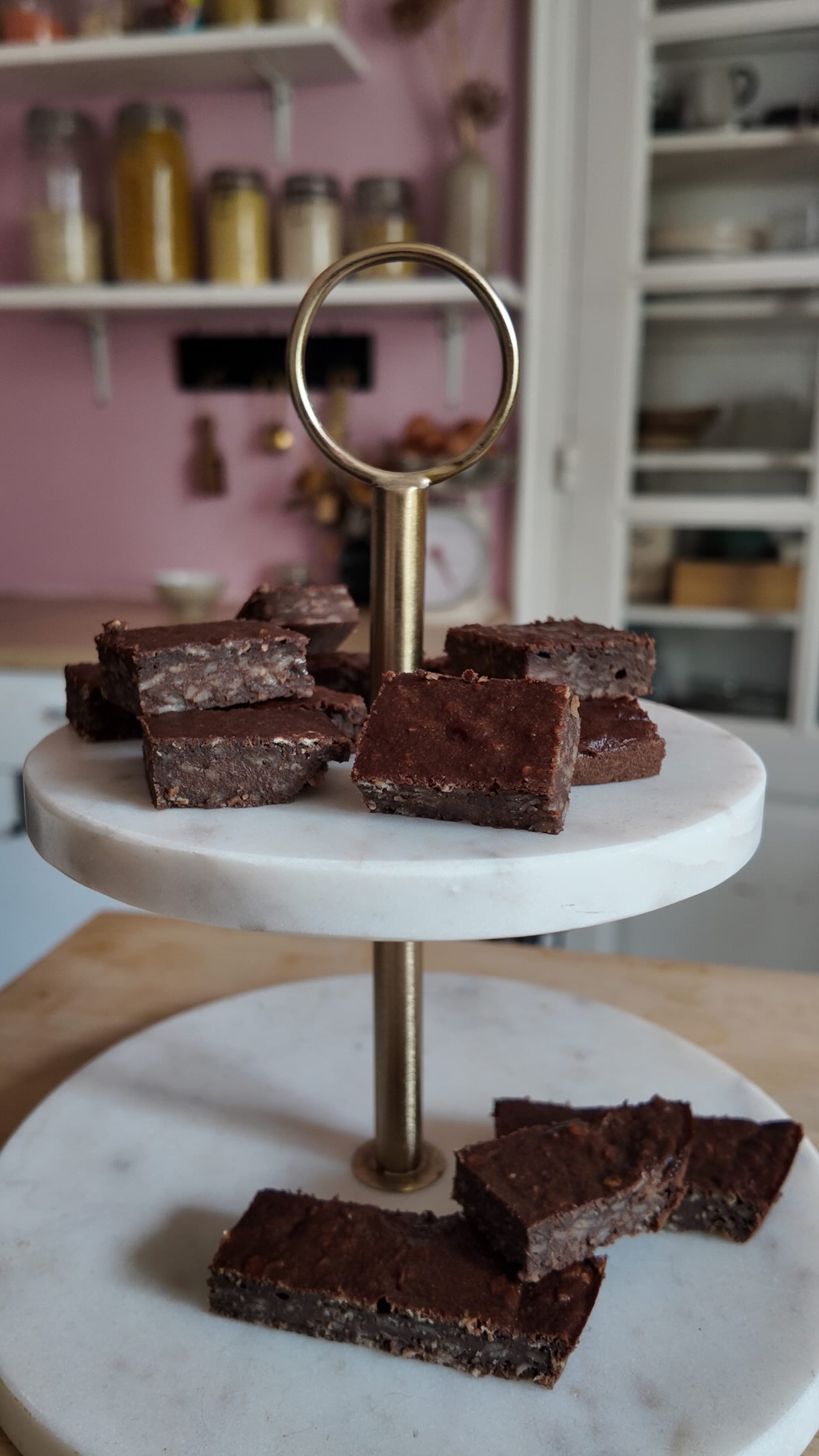 BROWNIE SANS SUCRE RAFFINÉ
Un dessert/ goûter gourmand sans pic glycémique brutal ☺️
Ingrédients
8 dates
2 bananes mûres
2 œufs
80 g farine
40 g flocons d’avoine mixés ou entiers
80 g chocolat noir fondu
Préparation
Faire tremper dates 10 min eau chaude puis mixer.
Ajouter bananes écrasées + œufs.
Ajouter farine + avoine.
Incorporer chocolat fondu.
Moule carré, 20 min à 180°C.
RECETTE, BIEN ÊTRE, ANGERS, DIETETICIENNE, ANTI-INFLAMMATOIRE, SPM, FERTILITÉ, CYCLE MENSTRUEL, ENDOMETRIOSE, SOPK, RÈGLES, ALIMENTATION, CYCLE FEMININ