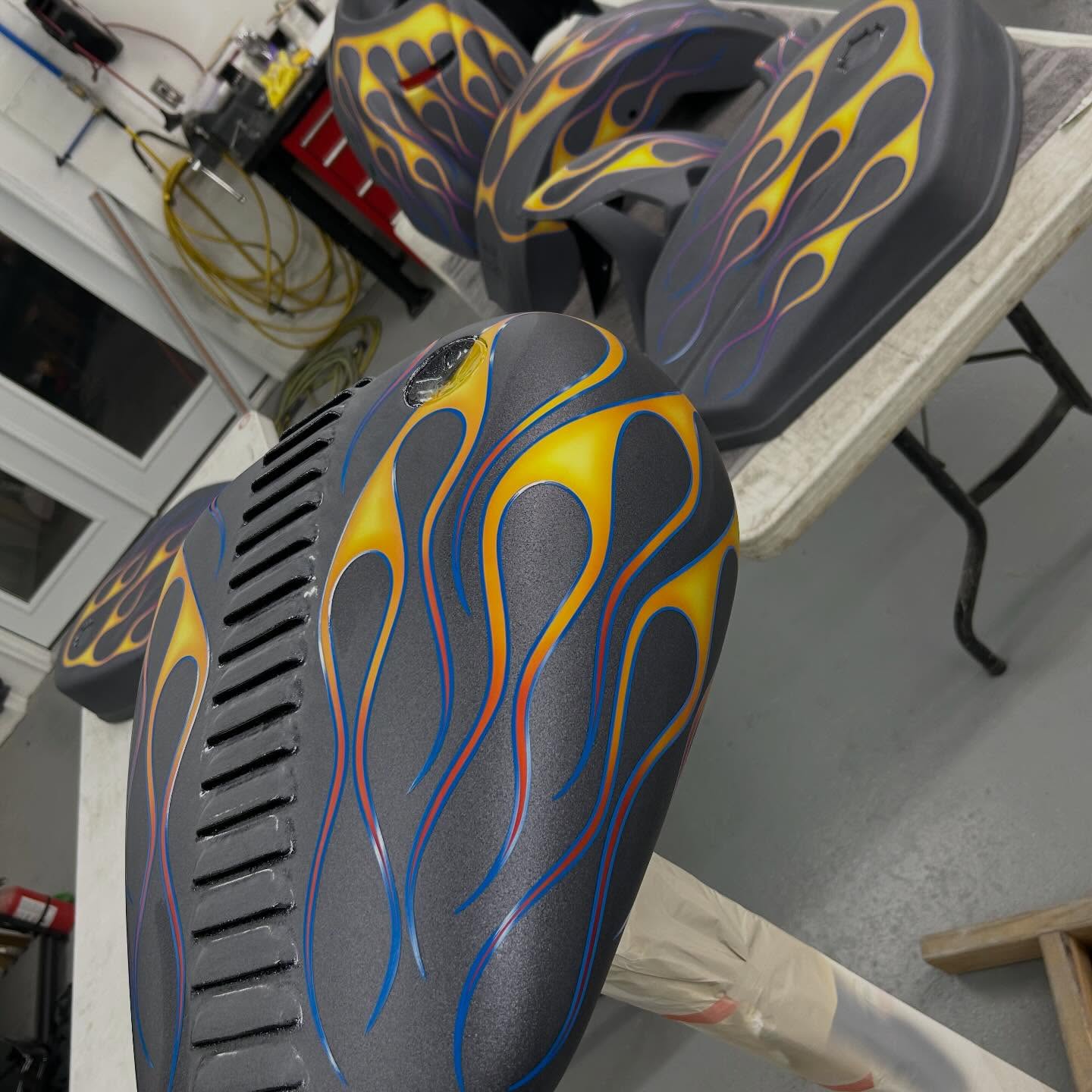Man oh man!!! My homie @sik_paint came in clutch to top off my flame job with these crispy lines for the DMR @harleydavidson @bornfreeshow Lowrider ST build! Jason is a solid, just all around good human being. When I hit him up about striping the flames I painted, he didn’t hesitate. Dropped these off Saturday and he had me done yesterday. Now that’s service! I’ll be the first to admit that I’m not the most proficient at striping, so I took it to someone I trusted and knew that he does amazing work. I didn’t have to tell him when I needed it done by, he just got to work and did it. Thank you Jason, I can’t stress how appreciative I am! 🙏🏼👊🏼
#harleydavidson
#bornfree17
#harleypartner
@traskperformance
@lyndallbrakes
@rrmph
@jamescarterseats
@evolution_industries
@feulingparts
@ridedunlop #ridedunlop
@arlennessmotorcycles
@customcycleengineering
@whovillespeedandcustom
@codychildress
@painthuffermetalflake
@fourrivershd
@thundermaxefi
@a1mike
@mymachinist
@sik_paint
@fox
@brinxmoto
@ridefoxpv