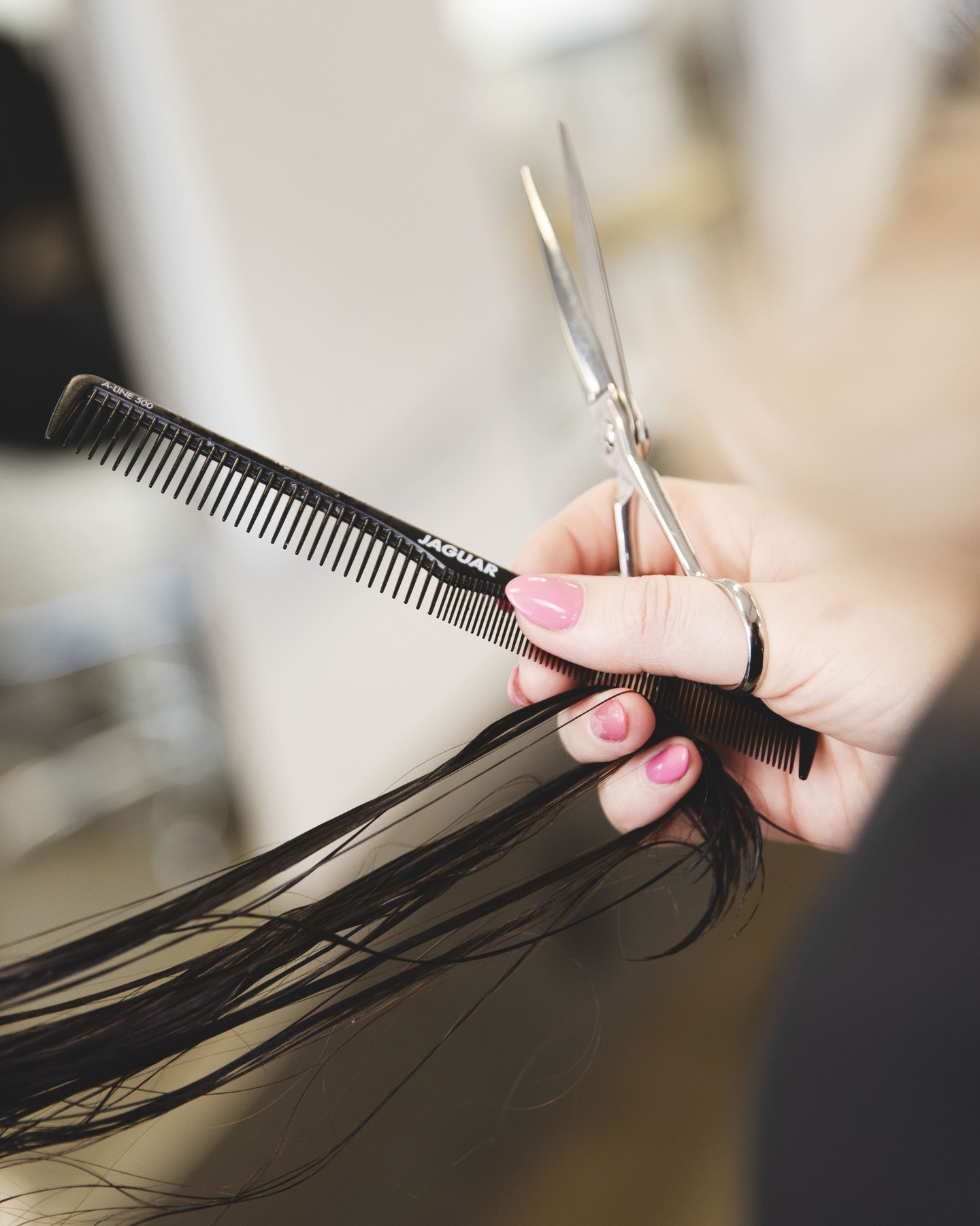 Scherpte en precisie in elke beweging. We brengen de juiste textuur aan zodat je haar thuis ook perfect valt. ✂️
Afspraak maken? Gebruik de link in onze bio.
#ClimaxHair #Knippen #Vakwerk #KapperHeerlen #Heerlen