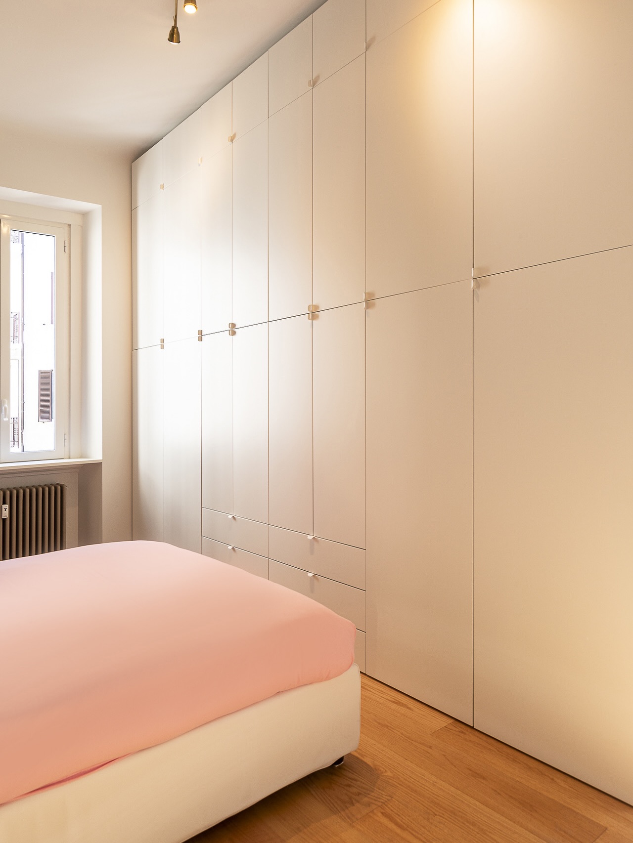 Anche con @ikeaitalia si può ottenere un risultato su misura.😉
In questo progetto a Milano abbiamo trasformato un semplice sistema modulare in un armadio a tutta altezza, perfettamente integrato nello spazio.
Linee pulite, ritmo delle ante e dettagli minimali: il risultato? Un effetto sartoriale, senza rinunciare all’ottimizzazione dei costi.
La differenza non la fa solo il prodotto, ma il progetto.
👉 Se vuoi scoprire come lo abbiamo realizzato, trovi tutti i dettagli nel progetto “Repubblica” sul nostro sito.
#chioccadesign #interiordesignmilano #ikeahack #armadiosumisura #designitaliano