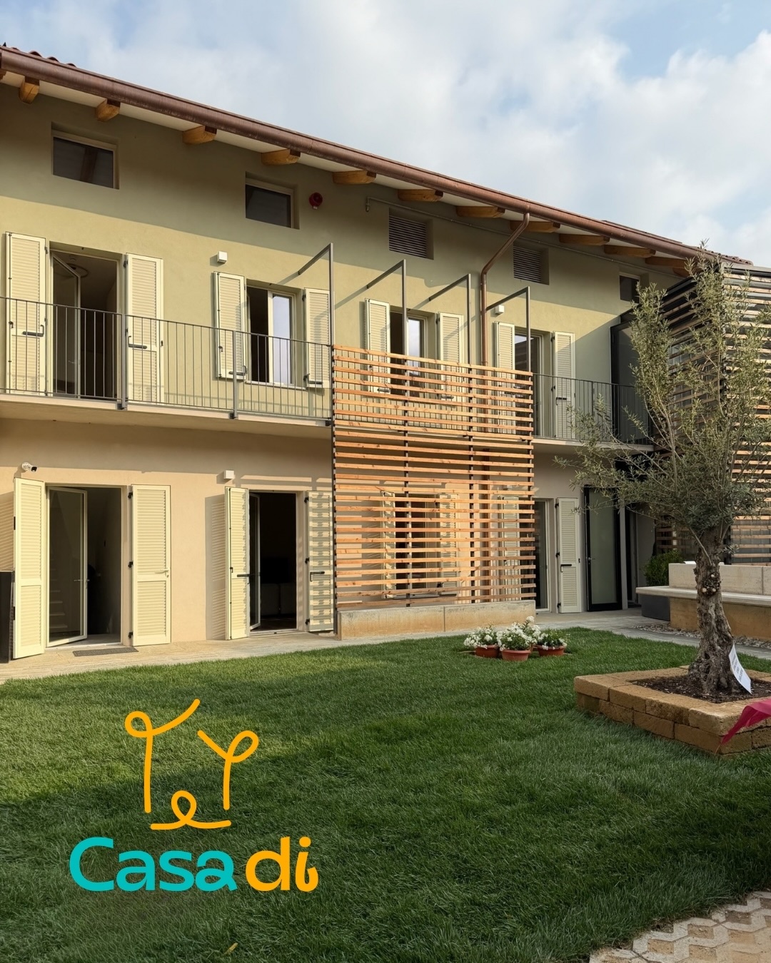Venerdì 17 aprile 2026, é una data che ricorderemo per molto tempo e che sicuramente porteremo nel cuore.
Abbiamo inaugurato “Casa di…” il luogo in cui le persone con disabilità potranno vivere con maggiore autonomia, nel cuore di Villarbasse. @villarbasse.official
Per ringraziare tutti ci servirebbe un GRAZIE più grande della casa che abbiamo costruito, ma dal profondo del cuore ringraziamo: i fondatori di Progetto Davide, i volontari, gli educatori, le associazioni e le cooperative del territorio, il Consorzio Ovest Solidale, l’architetto Zannier, il Comune di Villarbasse e i sindaci dei comuni limitrofi, i partner e le aziende che ci sostengono.
È stato un percorso importante, non sempre semplice, ma frutto di un impegno collettivo.
GRAZIE 💛