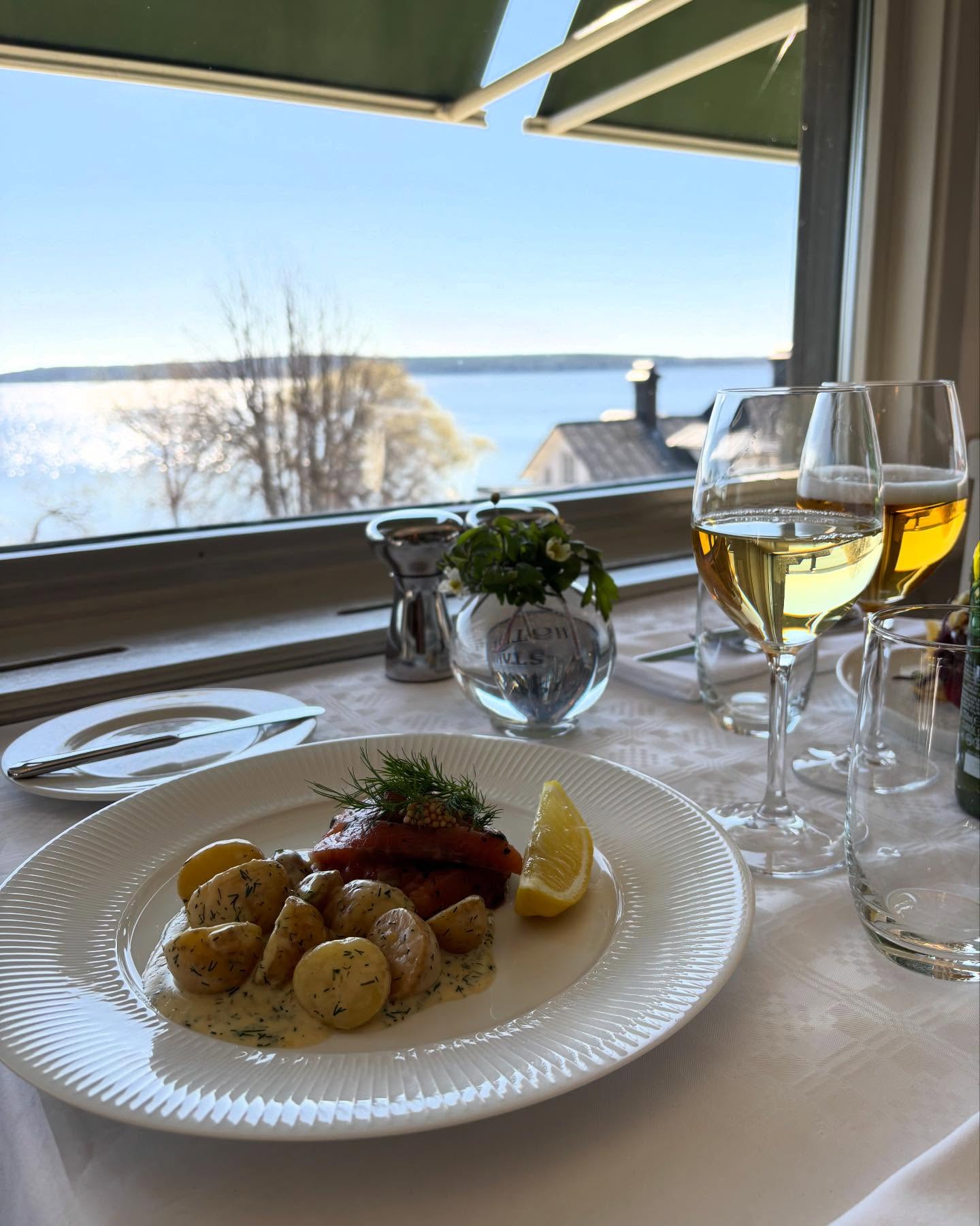 Nu är det vår i matsalen på Sigtuna Stadshotell. Varmt välkommen att njuta av både utsikt och meny!