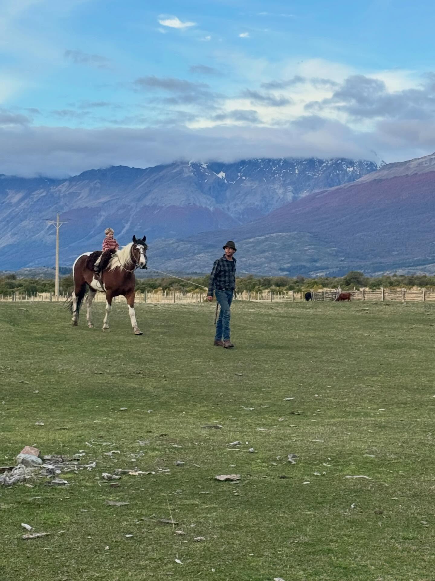 Ultimo tiempo aquí en la Naviera. Tiempo de familia, tiempo de hogar. Un poco de quietud sin dejar de lado la intensidad de la vida misma. Las vacas ya se fueron a la Laguna, así que los trabajos y asados en los corrales también se pusieron en pausa. Aprovechar el lago y su quietud cuando se puede, vivir el bosque lleno de hongos distintos y olor a húmedo luego de tanta lluvia. La afición y expertiz de algunos por el rastreo de huemules crece y crece, atentos a cada huella.
El otoño viene con todo su esplendor, y acá lo esperamos con las ganas de todos los años, la expectativa de que nuevamente nos enfrentamos a esa naturaleza que nos deja perplejos…
