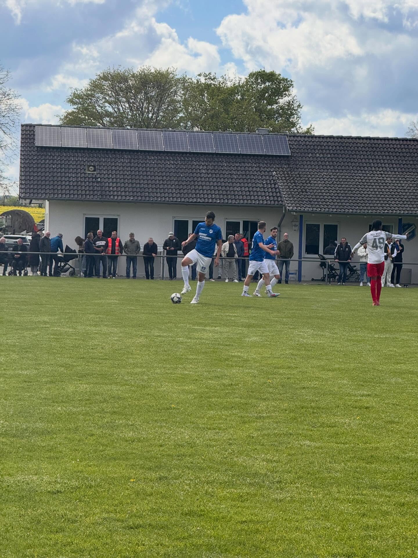 DEUTLICHER SIEG AUF DEM WOLLENSACK 🔥
Am Ende steht es standesgemäß 7:1 gegen den Tabellenletzten. 3:0 stand es zur Halbzeit.
Torschützen: Fabi Singer (3x), Fabi Heller, Manu Hauke, David Kleinfeld und Christoph Pfeffer.